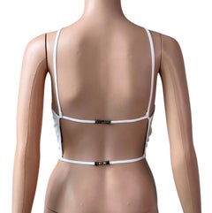 Gucci by Tom Ford 1998: top corto bianco in maglia con scollatura sulla schiena, spalline sottili, logo e fibbia