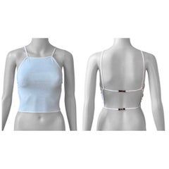Gucci by Tom Ford 1998: top corto bianco in maglia con scollatura sulla schiena, spalline sottili, logo e fibbia