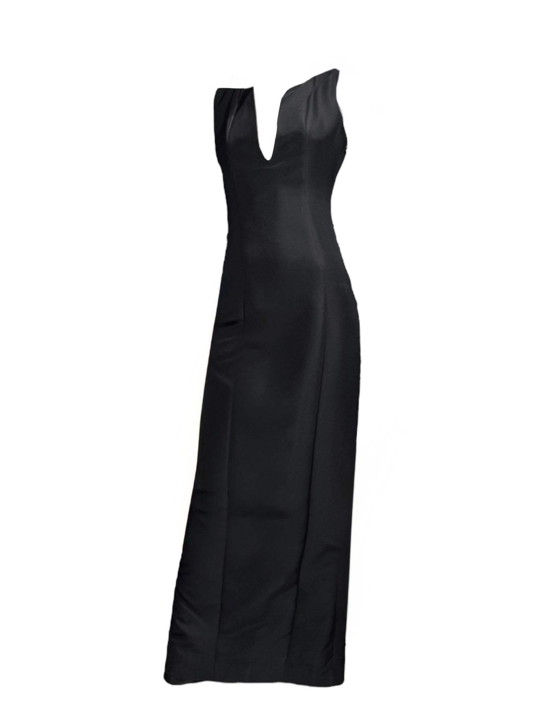 Herbst/Winter 1999 Collection Rare Archival Piece:
Dieses elegante und schwüle Meisterwerk aus Tom Fords Ära bei Gucci ist ein seltenes schwarzes Abendkleid aus der Kollektion 1999 des Hauses. Das aus einer luxuriösen Seidenmischung gefertigte Kleid