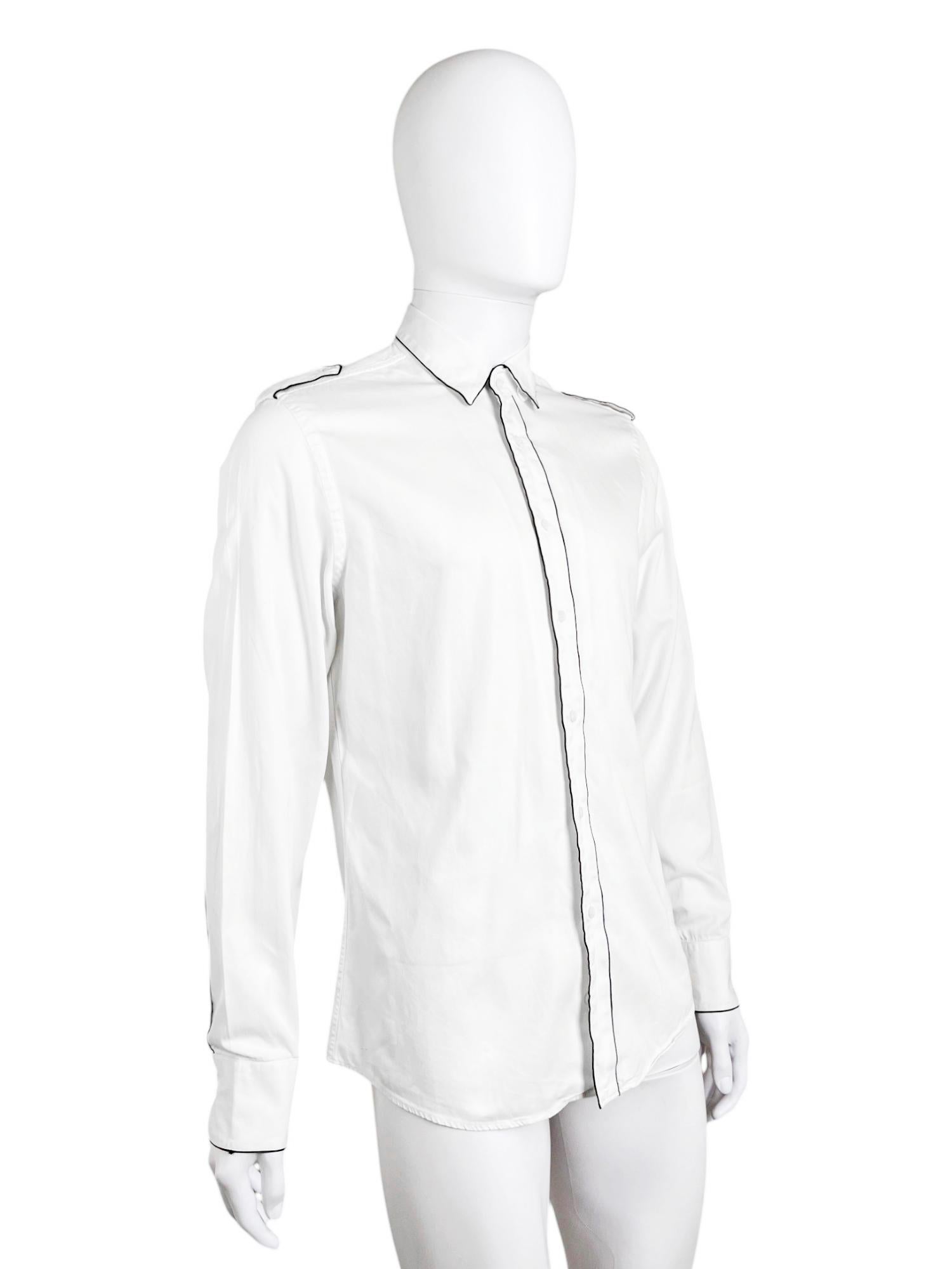 - Conçu par Tom Ford
- période des années 2000
- Chemise militaire en coton blanc
- Doublure noire
- Fermeture par boutons
- Applications de dentelle militaire sur les épaules
- Fermeture par boutons aux poignets
- Très bon état
- Matériaux :
