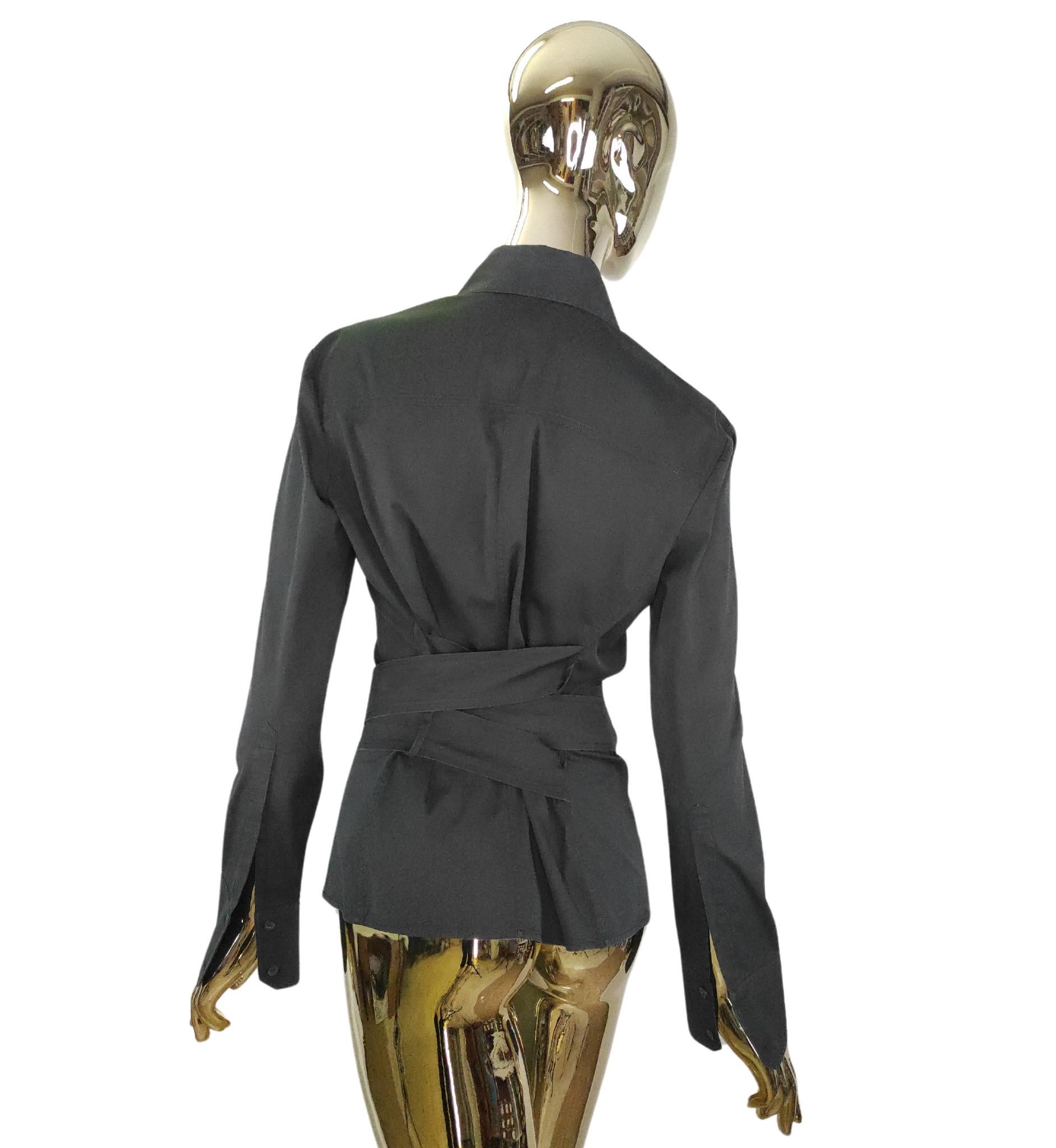 Gucci by Tom Ford shirt
2004
Black cotton
Corset back with belt in the front
Golden metal buckle

Marked size 44 IT
Measurements:
shoulders 43 cm - 17 in
bust 96.5 cm - 38 in
waist 81 cm - 32 in
hips 89 cm - 35 in
length 64.5 cm - 25.5 in

Good