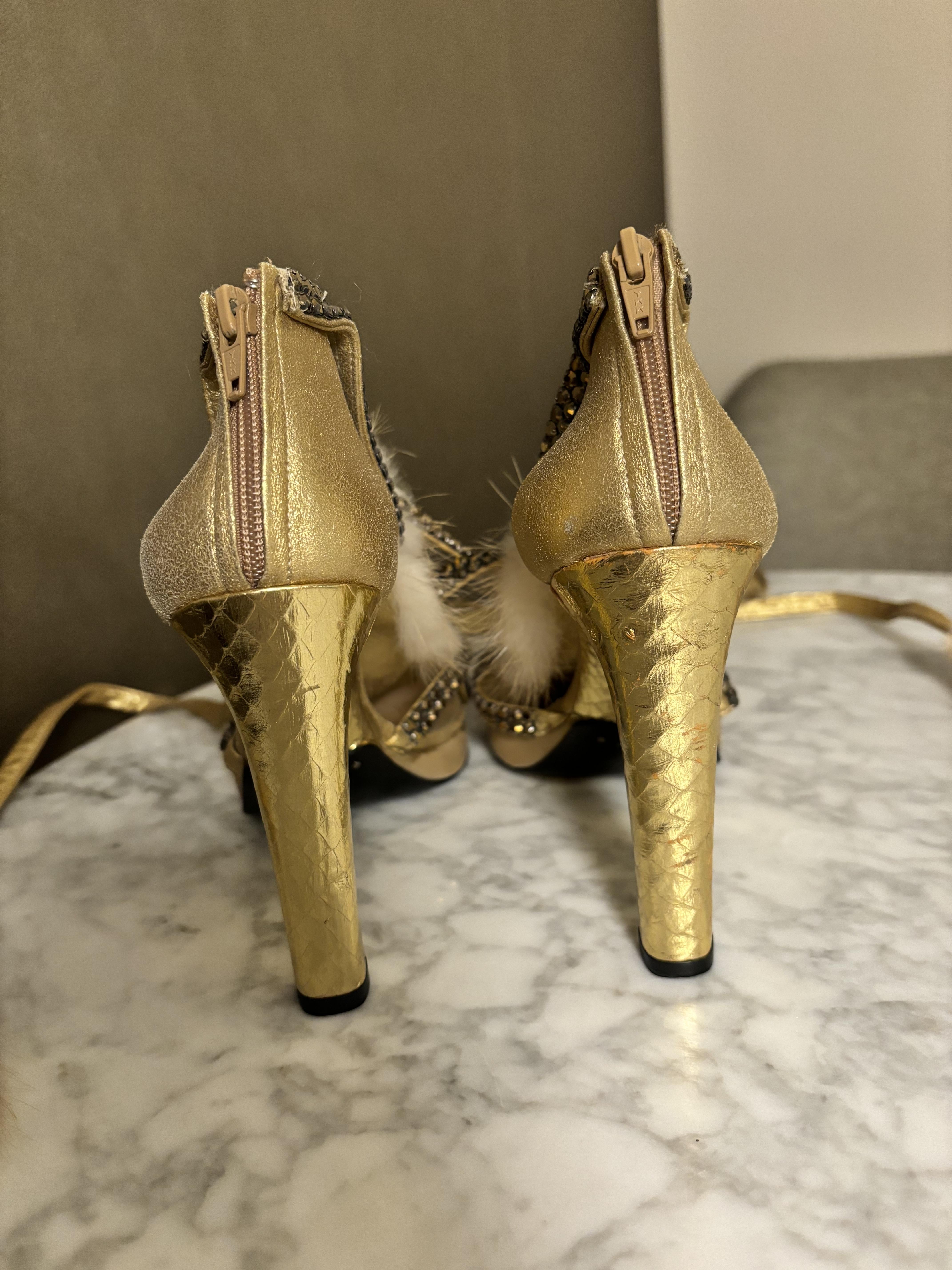 GUCCI by TOM FORD 2004 Vintage Runway Gold Mink Fur Sandals In Excellent Condition In Leonardo, NJ