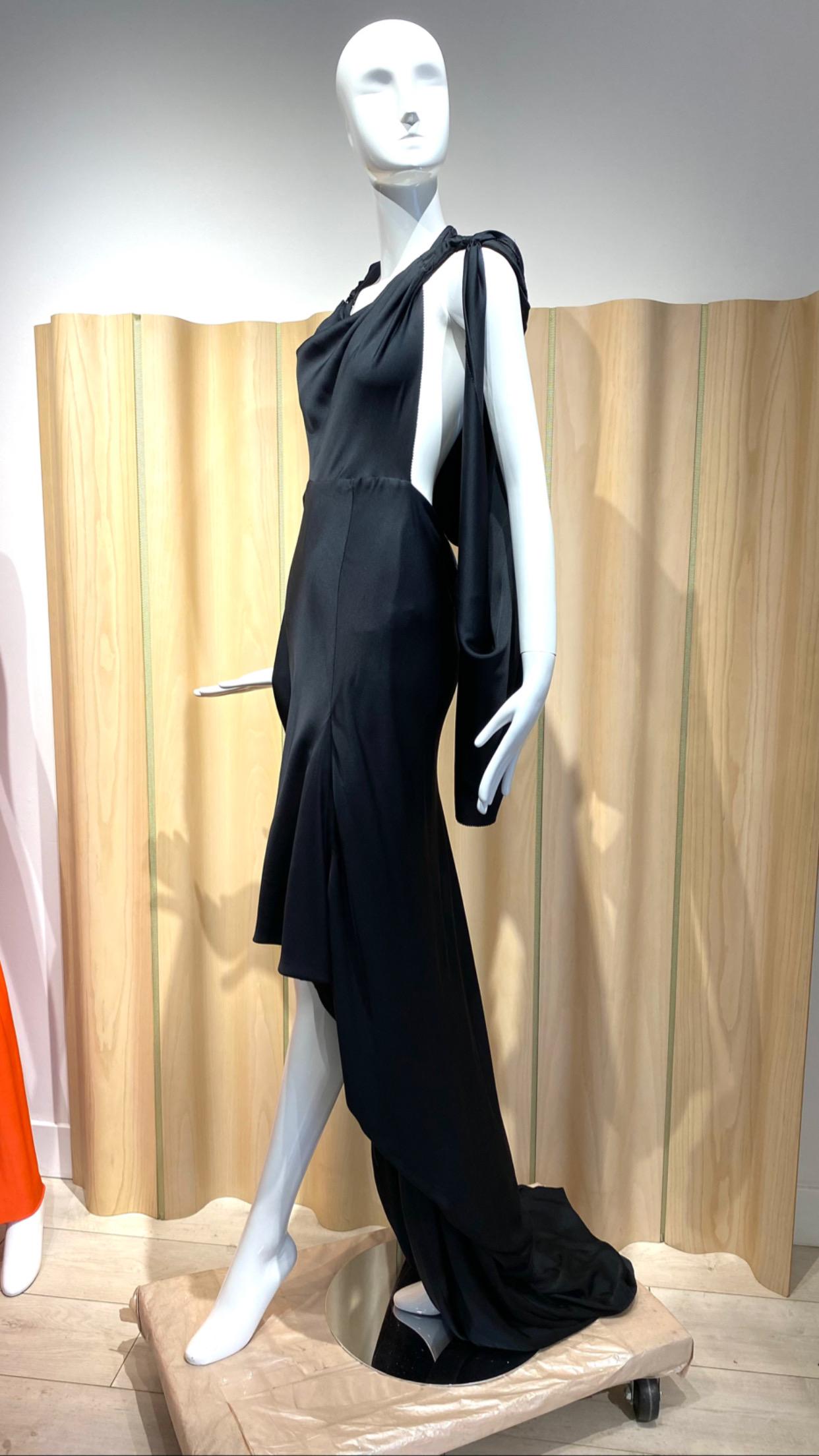 Gucci by Tom Ford 2011 Laufstegkleid aus schwarzer Seiden-Charmeuse im griechischen Stil.
Passform Größe 4-6
