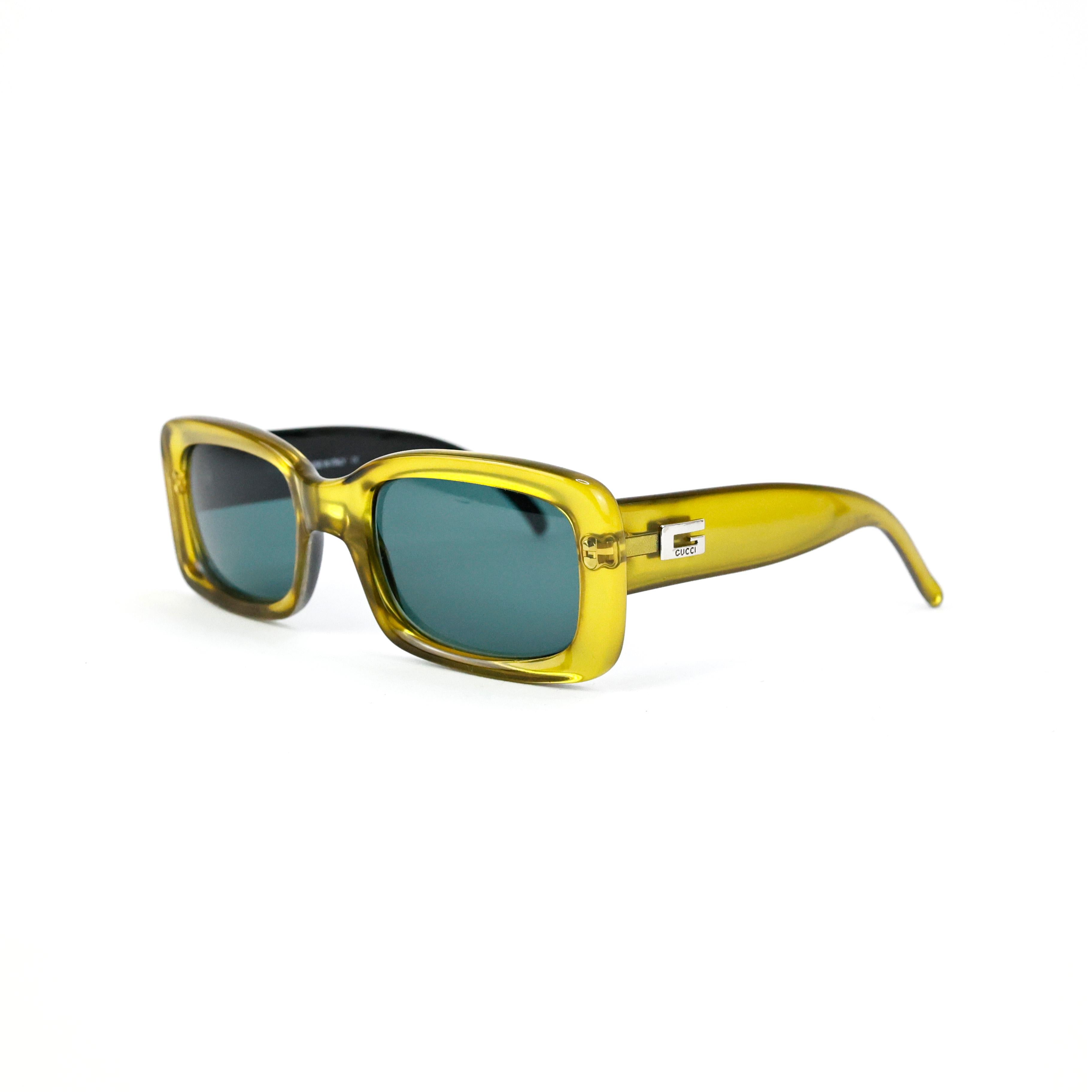 Quadratische 90er-Sonnenbrille von Gucci mit glänzendem Goldrahmen und grün getönten Gläsern. 

Bedingung:
Ausgezeichnet.

Verpackung/Zubehör:
Fall.
