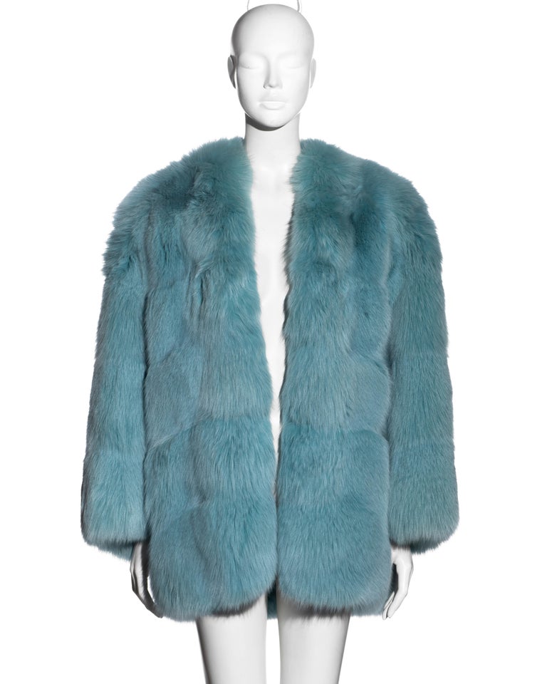 ▪ Gucci iconic aqua blue fox fur 'chubby' coat
▪ Designed by Tom Ford
▪ Oversized fit
▪ Open front 
▪ Two open pockets to the front 
▪ Gucci monogram jacquard lining 
▪ IT 40 - FR 36 - UK 8
▪ Fall-Winter 1997
▪ Made in Italy