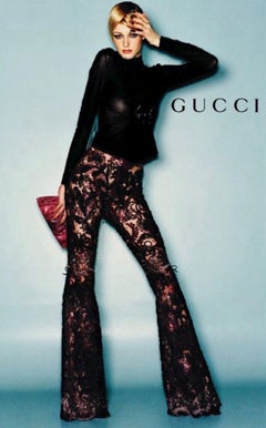GUCCI by TOM FORD Archivkollektion Herbst/Winter 1999 – Lila Lamé-Abendhose mit Blumenmuster aus Spitze und ausgestelltem Schnitt