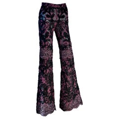 GUCCI by TOM FORD Archivkollektion Herbst/Winter 1999 – Lila Lamé-Abendhose mit Blumenmuster aus Spitze und ausgestelltem Schnitt