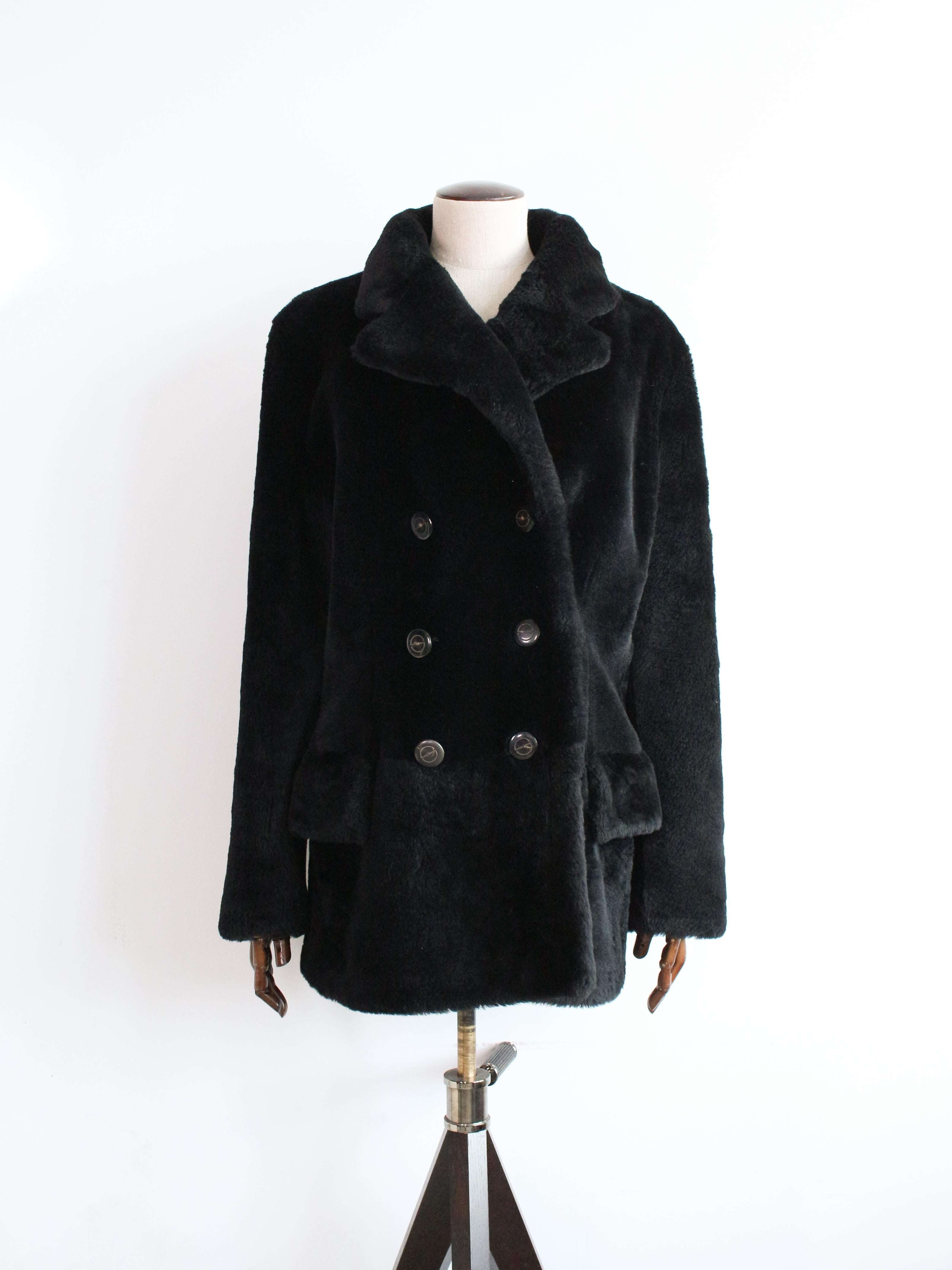 Cappotto doppio petto in shearling Gucci by Tom Ford Autunno/Inverno 1995.

Indossato in passerella da Kate Moss.

In ottime condizioni.

Contrassegnato dalla taglia IT42.