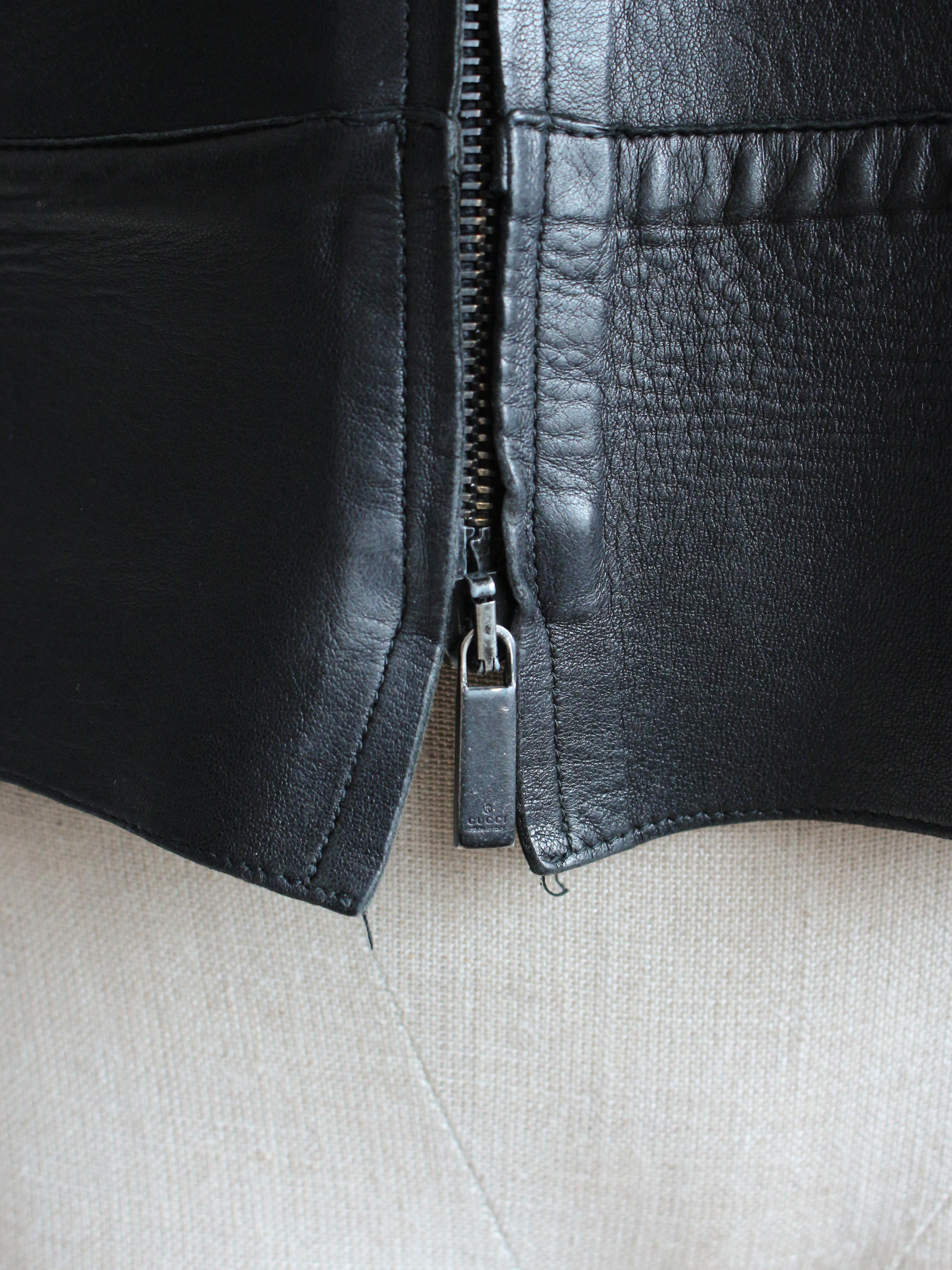 Gucci by Tom Ford Autumn/Winter 1999 Asymmetric Black Leather Zip Moto Jacket For Sale 9