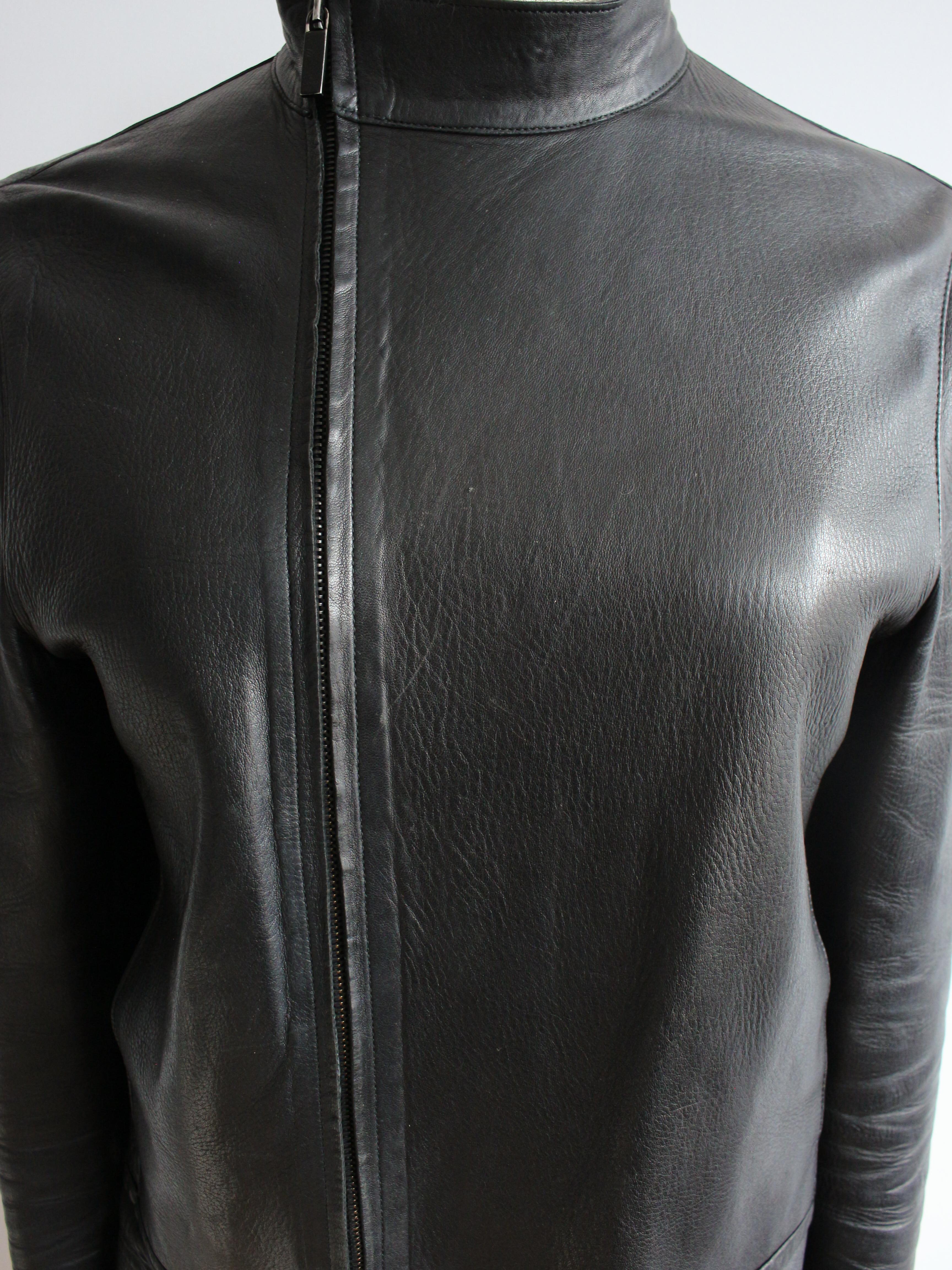 Gucci by Tom Ford Autumn/Winter 1999 Asymmetric Black Leather Zip Moto Jacket For Sale 11