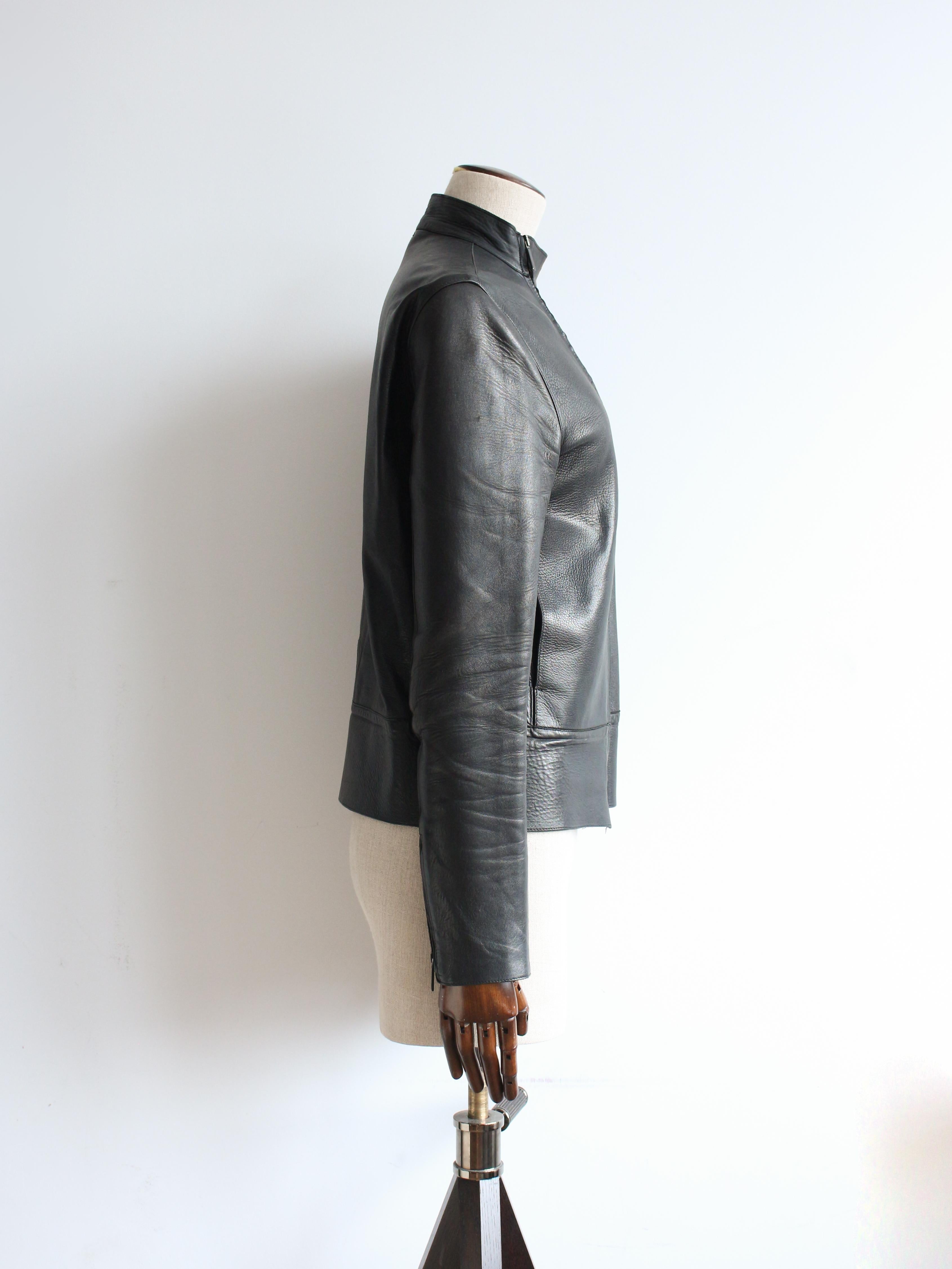 Women's Gucci by Tom Ford Autumn/Winter 1999 Asymmetric Black Leather Zip Moto Jacket For Sale