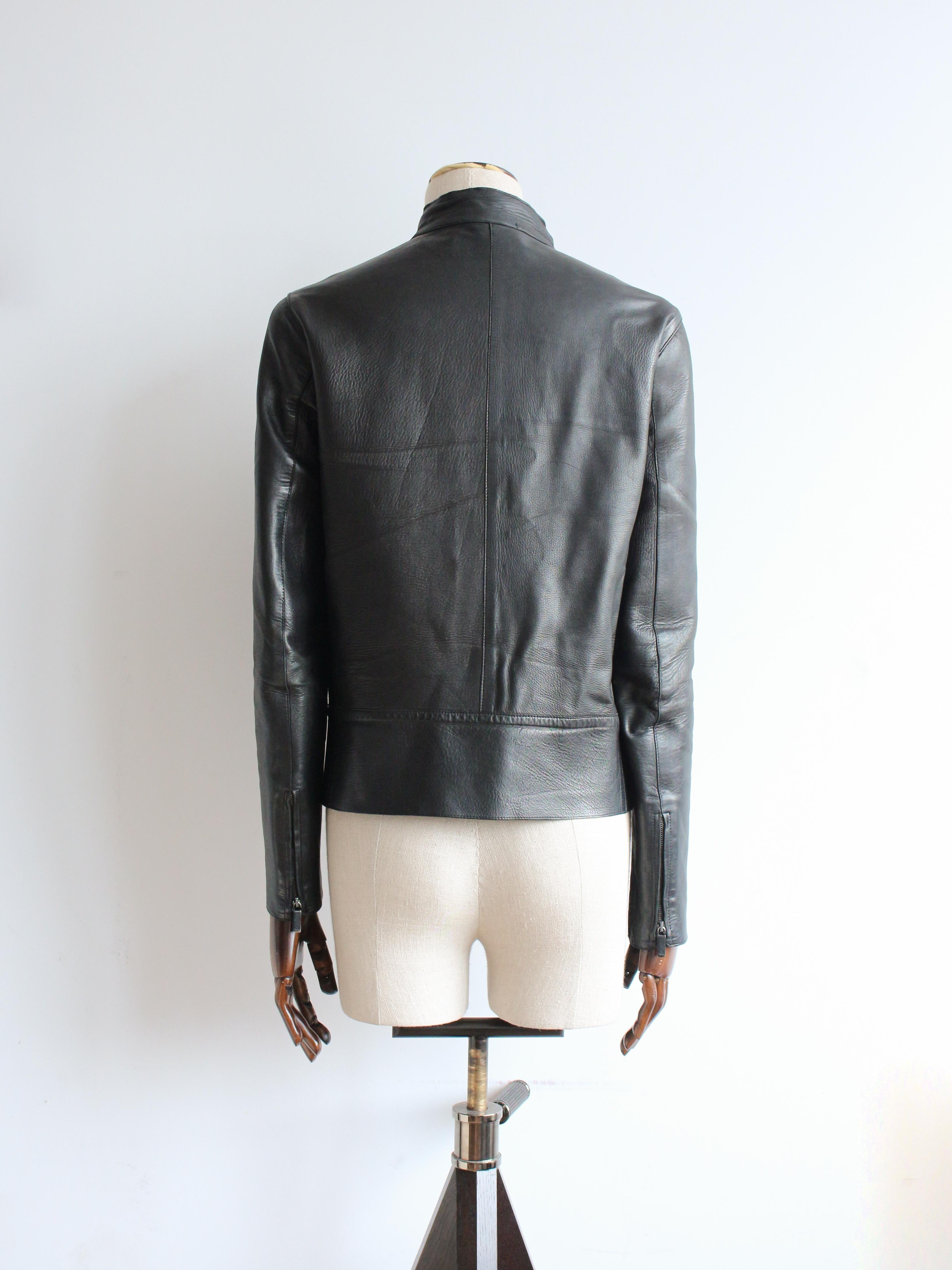 Gucci by Tom Ford Autumn/Winter 1999 Asymmetric Black Leather Zip Moto Jacket For Sale 1