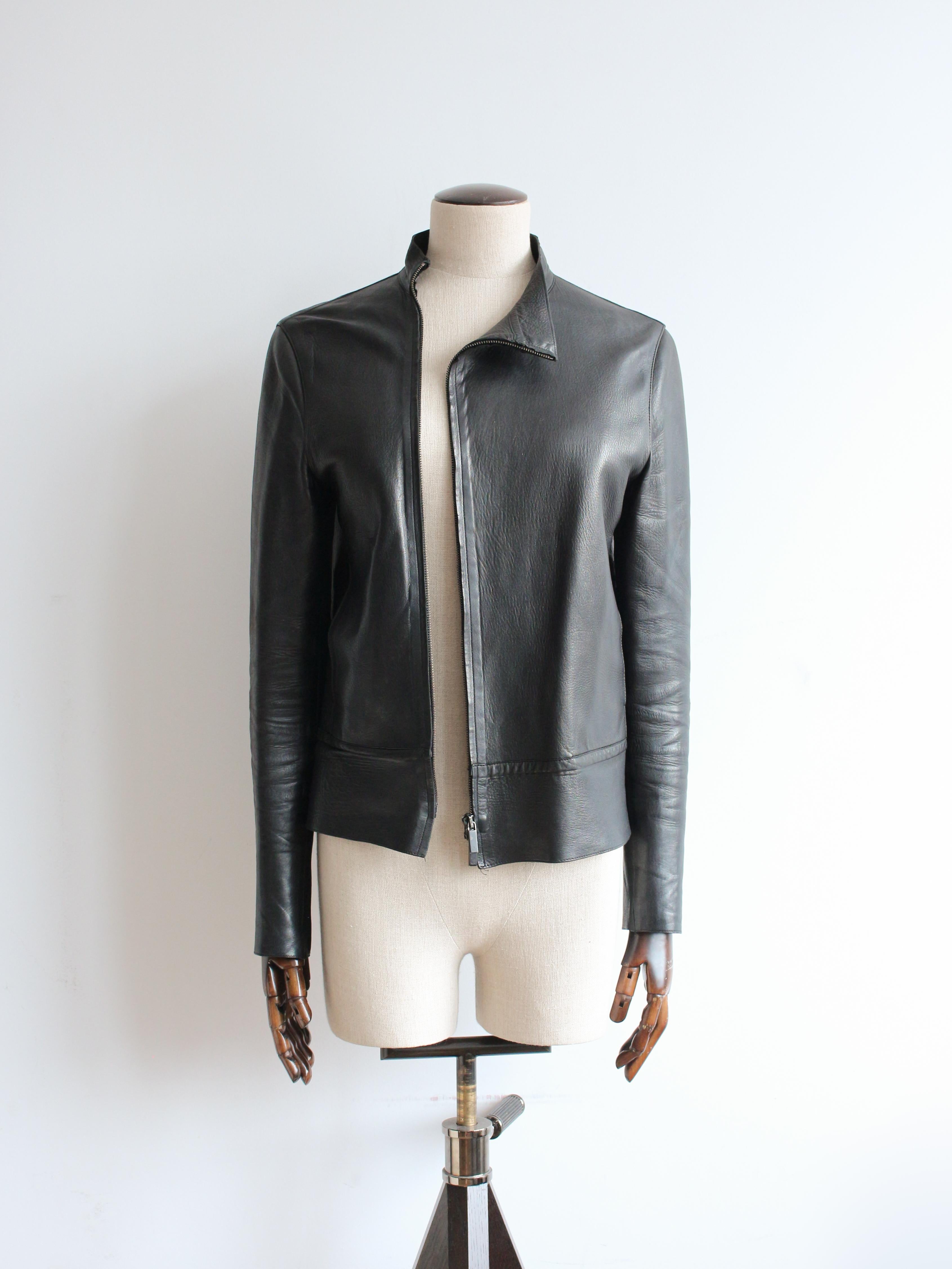 Gucci by Tom Ford Autumn/Winter 1999 Asymmetric Black Leather Zip Moto Jacket For Sale 2