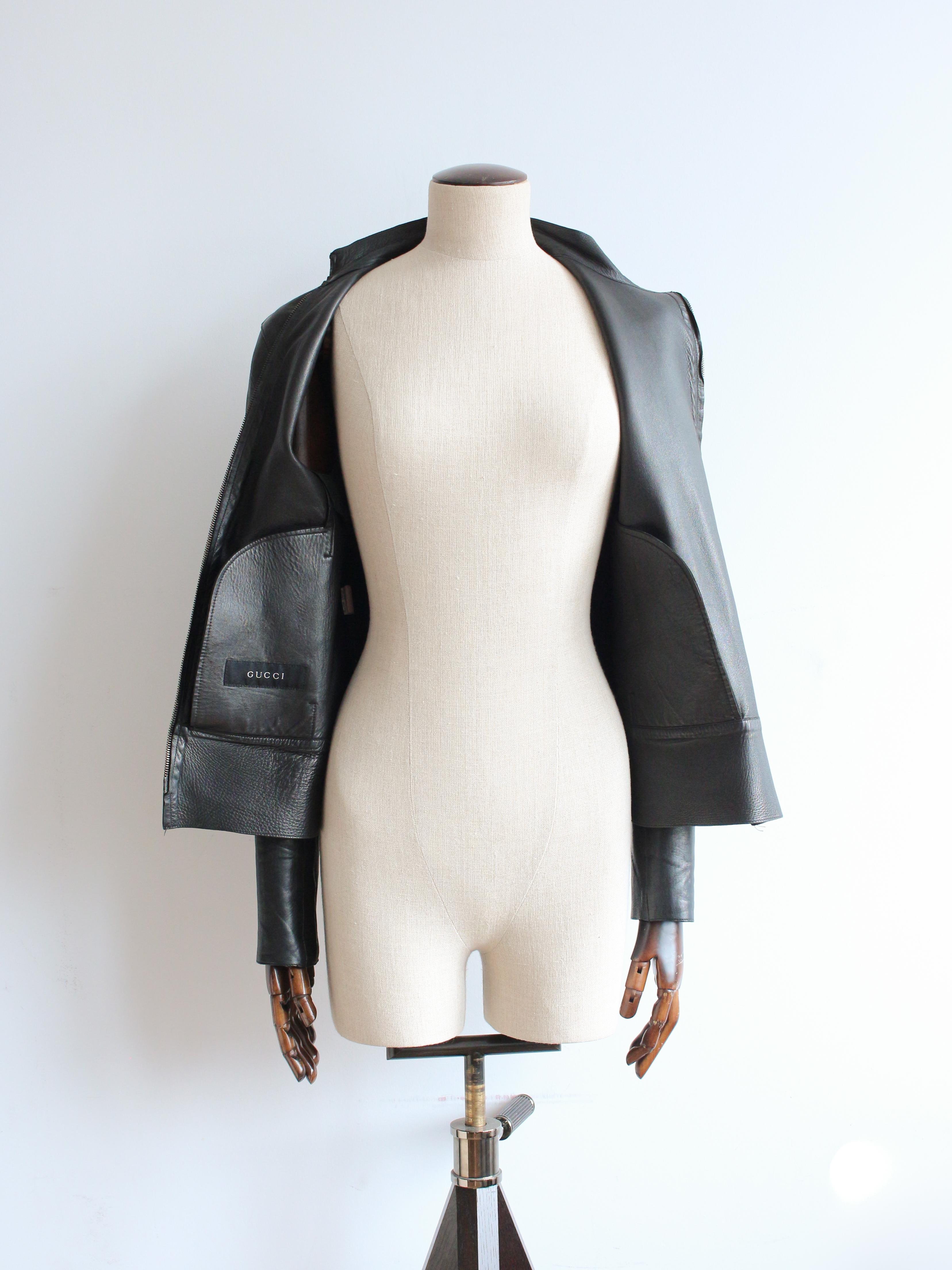 Gucci by Tom Ford Autumn/Winter 1999 Asymmetric Black Leather Zip Moto Jacket For Sale 3