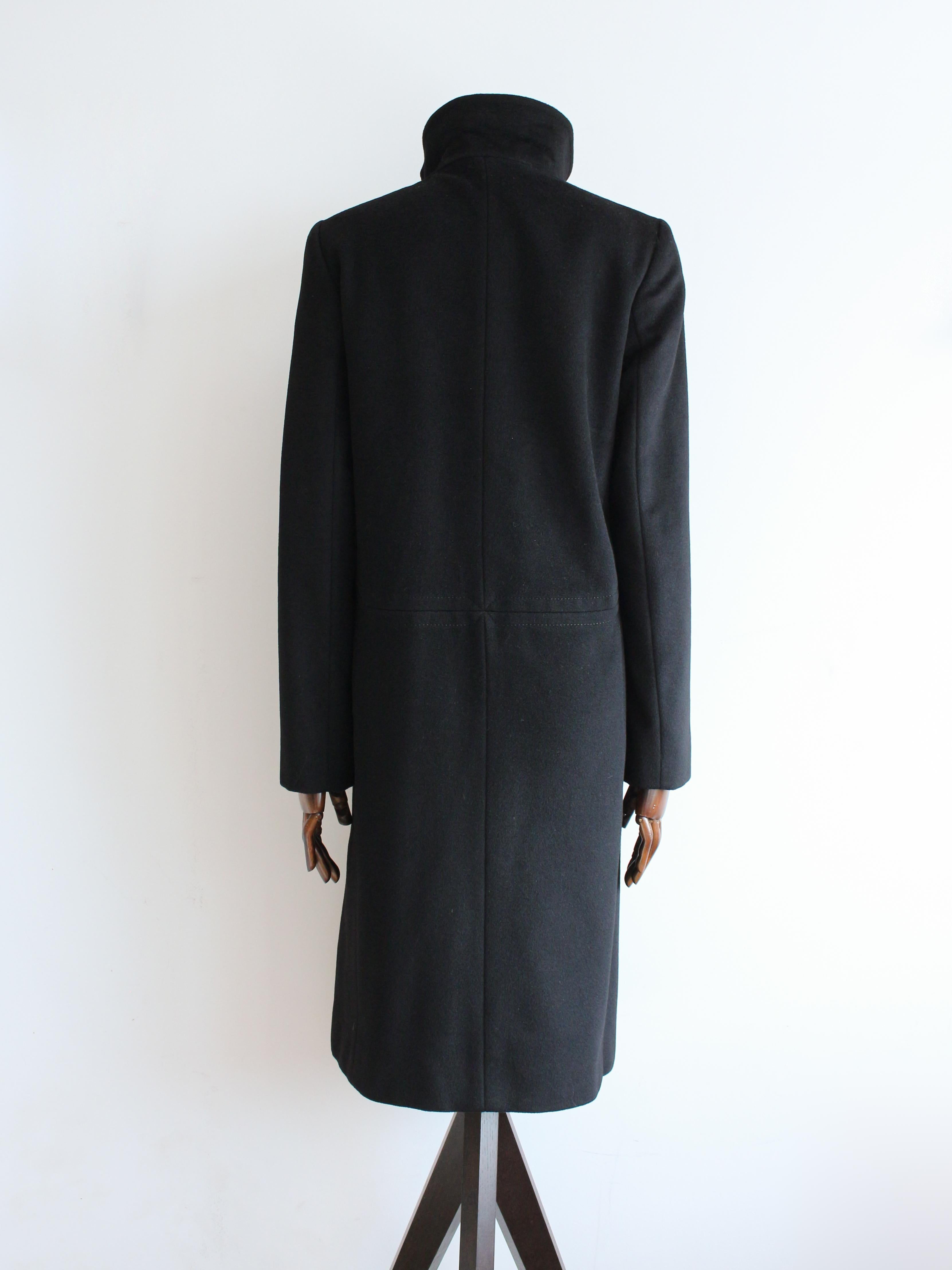 Cappotto Gucci by Tom Ford Autunno/Inverno 2001 in lana misto cachemire con cerniera asimmetrica a tutta lunghezza rifinita in pelle e collo alto con bottoni.

Mostrato in passerella in bianco.

Contrassegnato con la taglia 40.

In ottime condizioni.