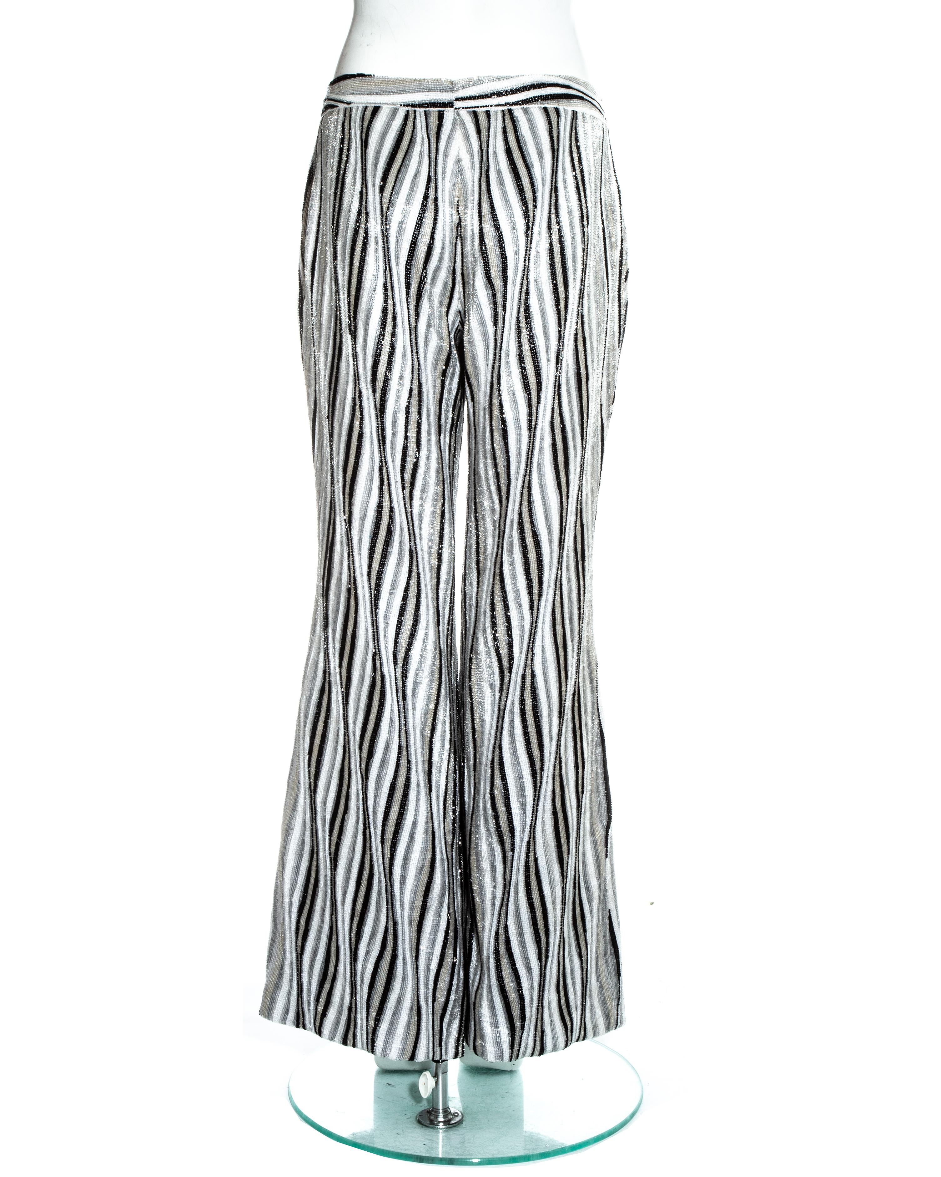 Pantalon de soirée évasé Gucci by Tom Ford, fortement perlé dans un imprimé rayé psychédélique.

Printemps-été 2000