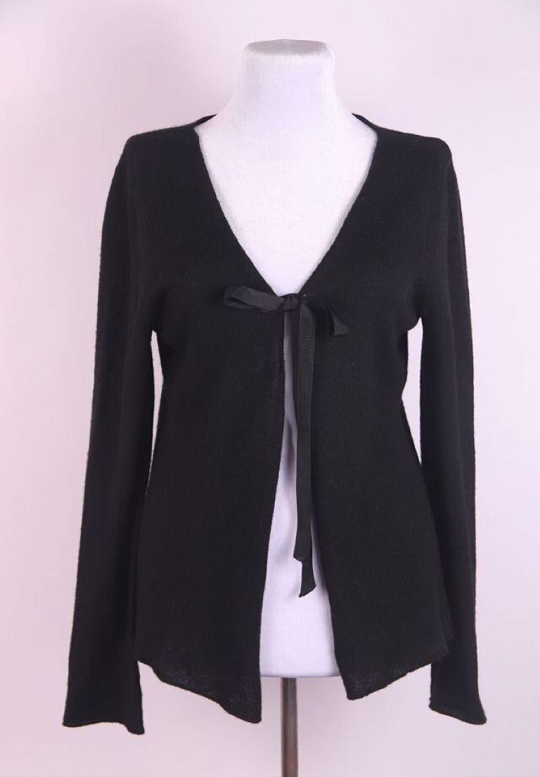 Gucci By Tom Ford Cardigan ouvert en cachemire noir 2000s
Un joli cardigan réalisé dans le style élégant et sexy de Tom Ford.

Les manches sont longues, le gilet est noué par un ruban, il y a trois fentes d'un côté et deux de l'autre, voir photos 4