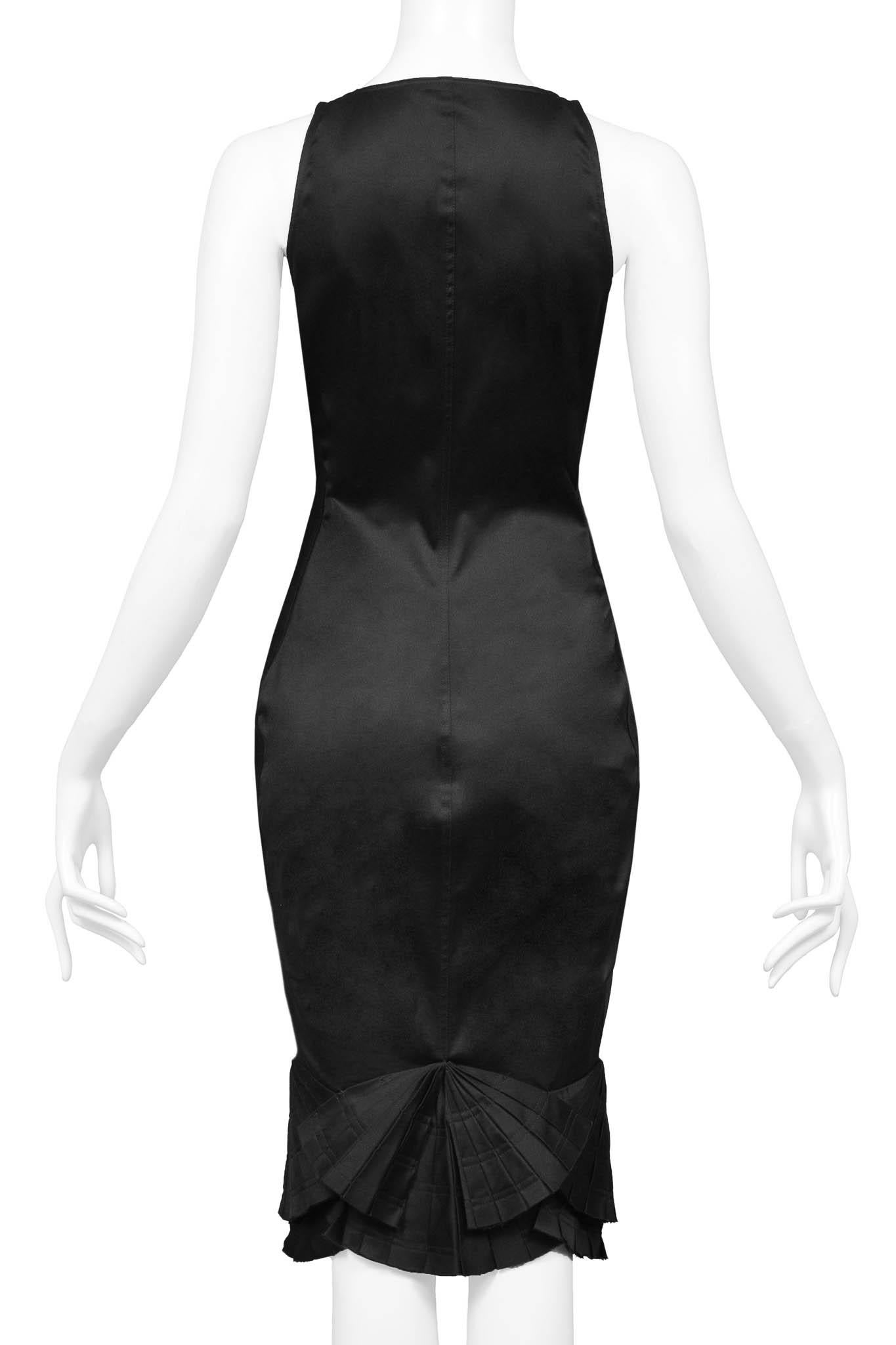 Resurrection Vintage is excited to offer a vintage Tom Ford for Gucci black cotton sateen dress featuring back pleat fan detailing, an invisible side zipper, and side panels with decorative topstitching.
* Gucci
* Designed by Tom Ford
* Size: 40
*