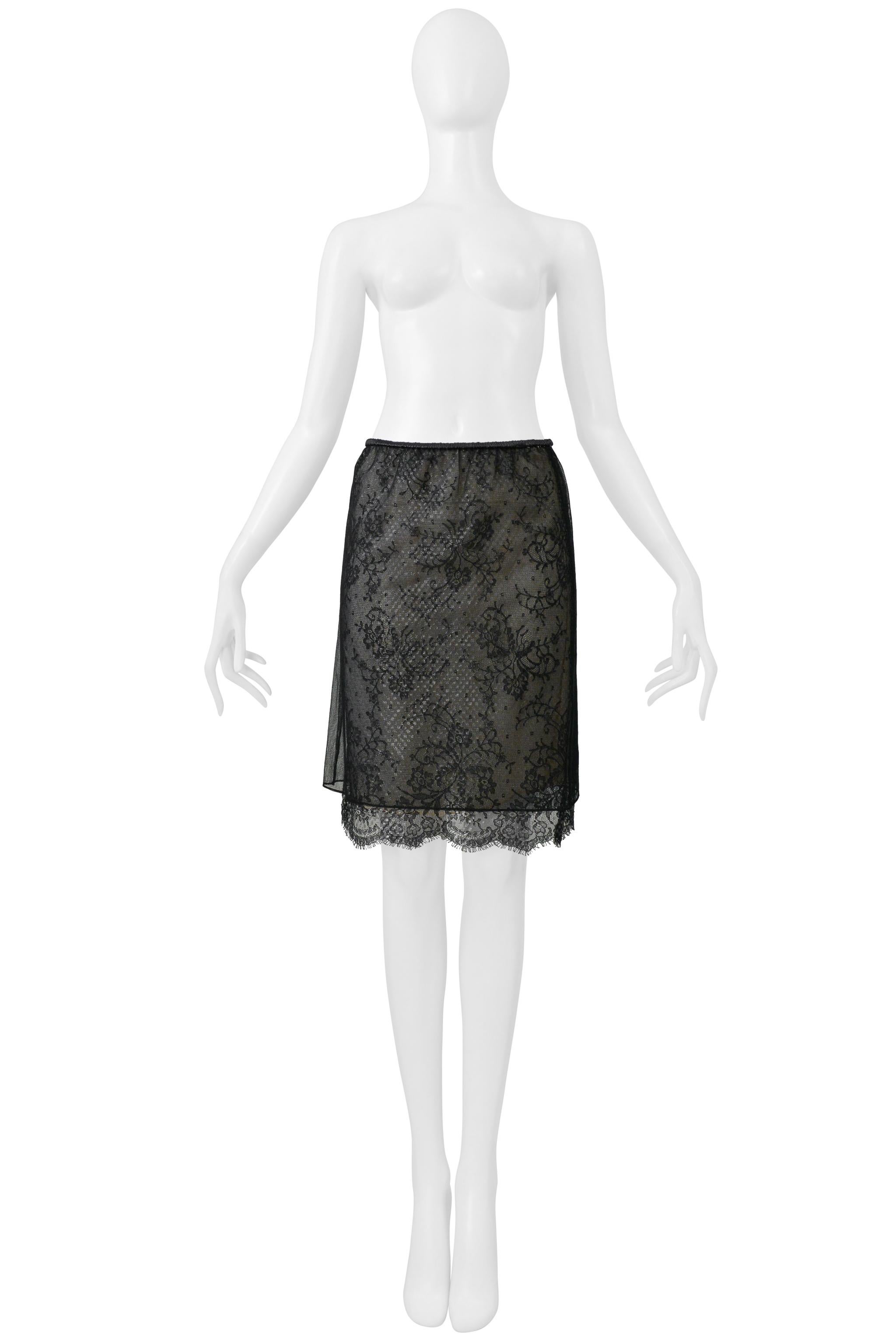 Gucci By Tom Ford Jupe en dentelle noire avec ceinture en cuir 1999 en vente 1