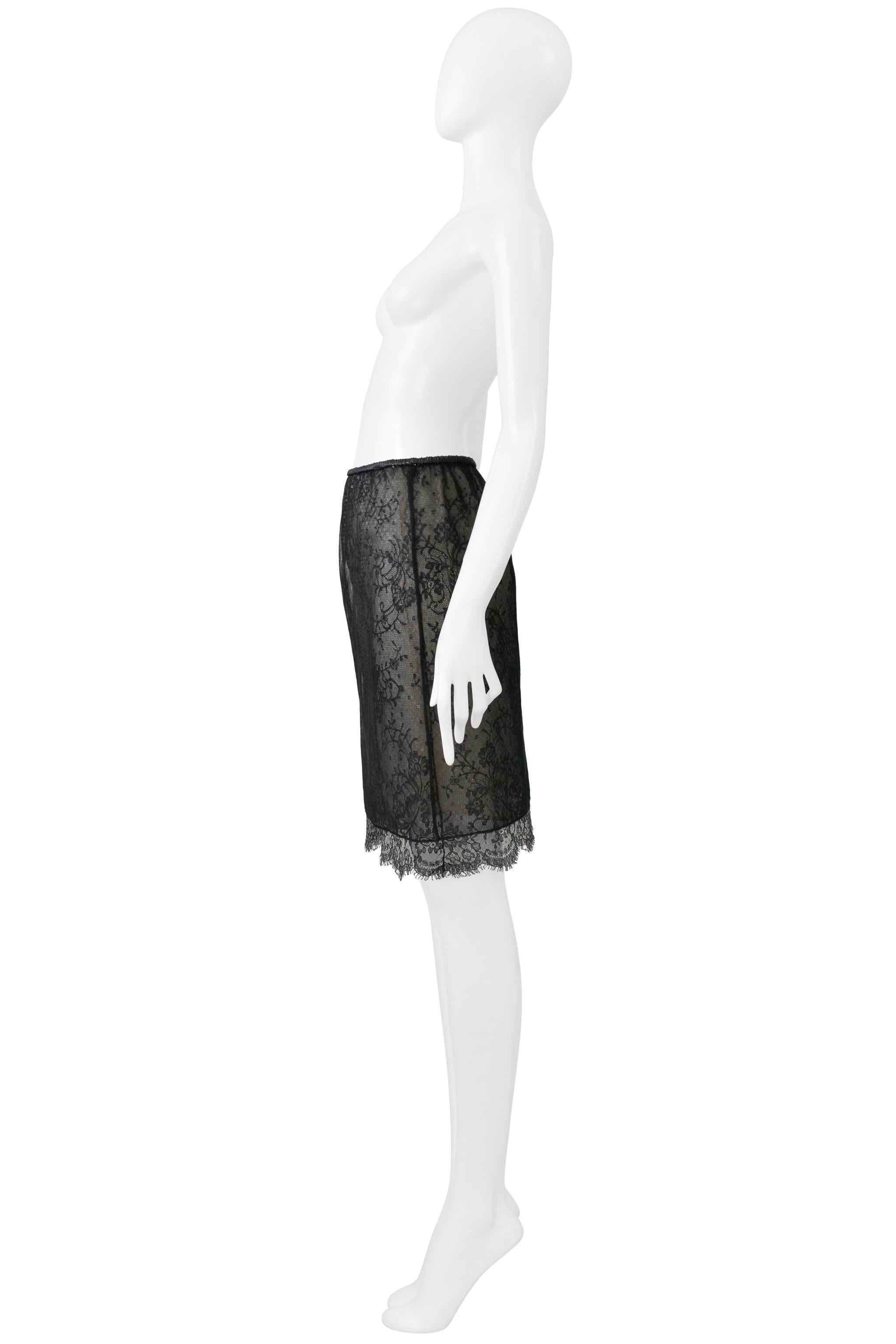 Gucci By Tom Ford Jupe en dentelle noire avec ceinture en cuir 1999 en vente 2