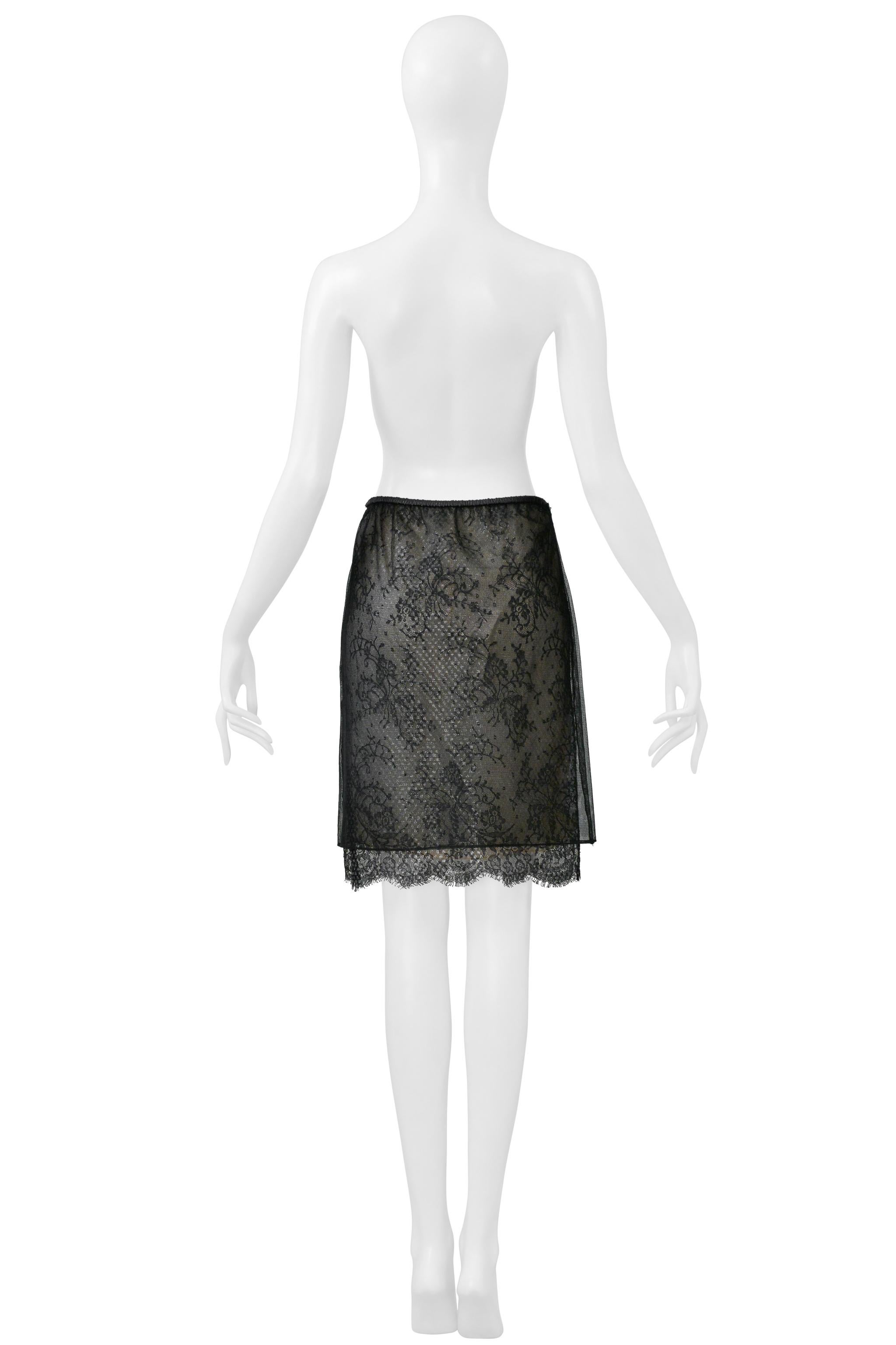 Gucci By Tom Ford Jupe en dentelle noire avec ceinture en cuir 1999 en vente 3