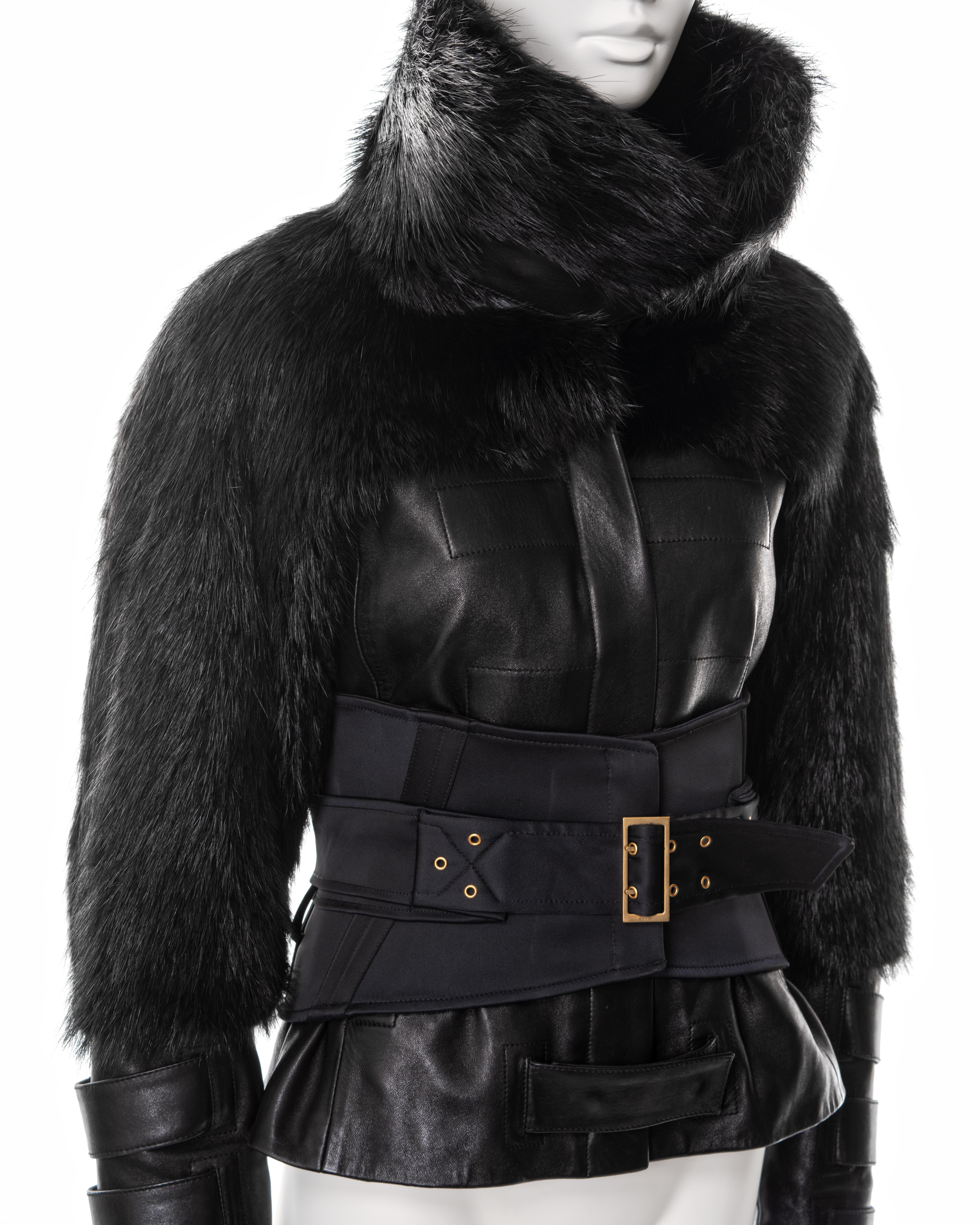 Gucci by Tom Ford veste en cuir noir et fourrure avec corset, fw 2003 en vente 1