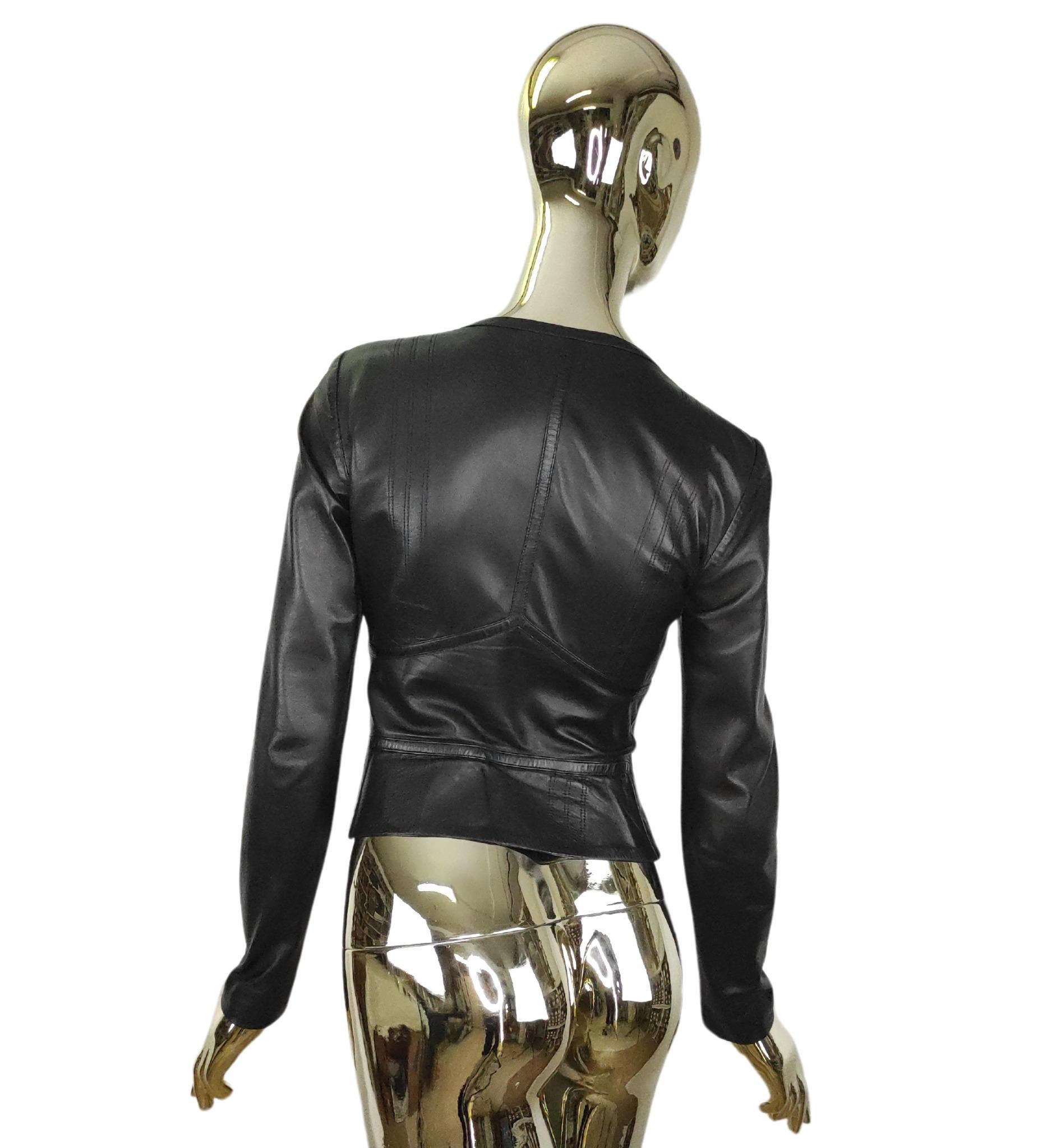 Gucci by Tom Ford jacket
Black leather
Corset cut

Marked size 38 IT
Measurements:
shoulders 38 cm - 15 in
bust 83.5 cm - 33 in
waist 66 cm - 26 in
hips 78.5 cm - 31 in
length 50.5 cm - 20 in

Great condition
Minor signs of use