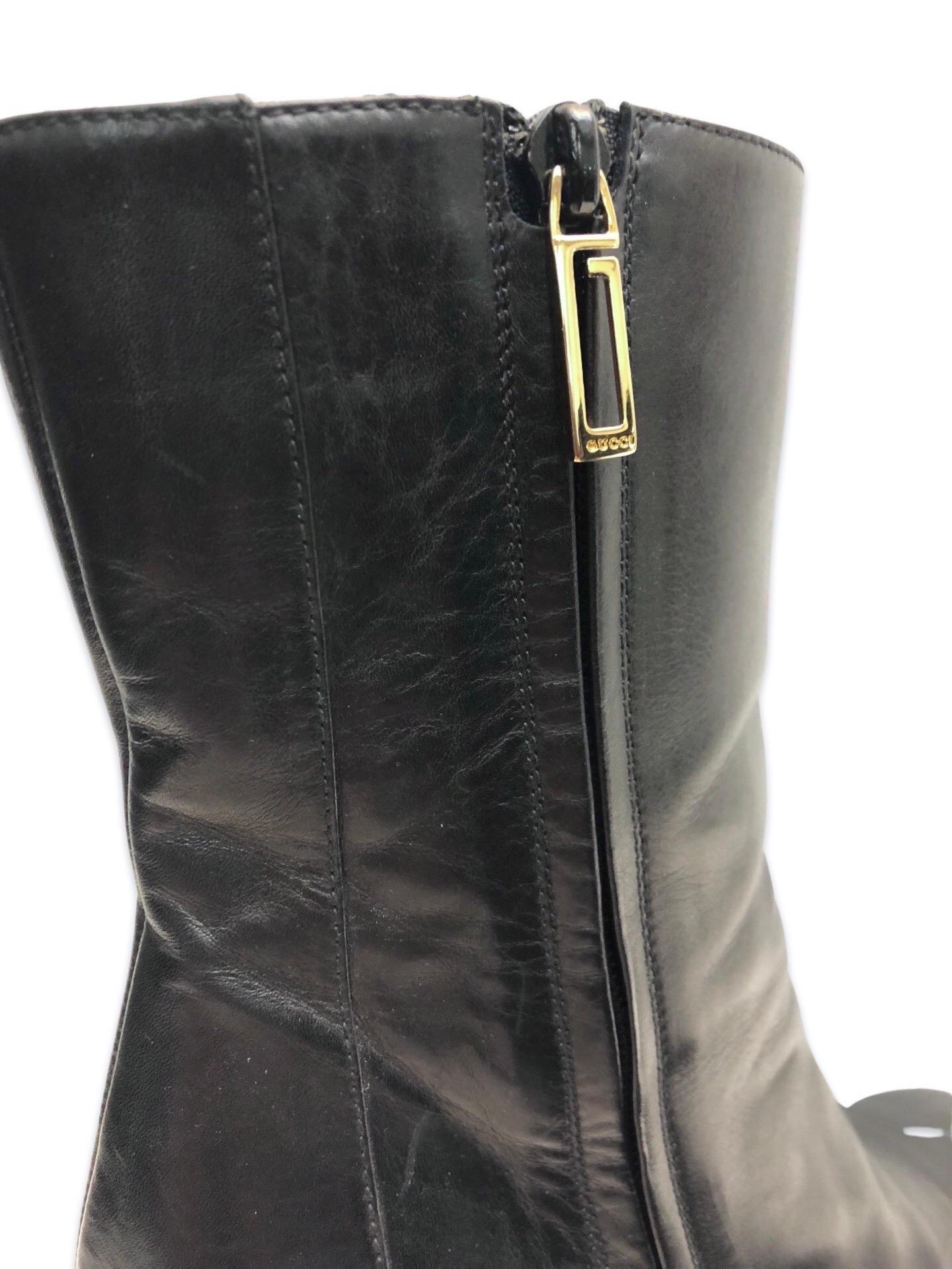 - Gucci by Tom Ford schwarze Lederstiefel mit quadratischer Fußspitze in ausgezeichnetem Zustand. 

- Mit goldfarbener Hardware und seitlichem Reißverschluss mit Gucci