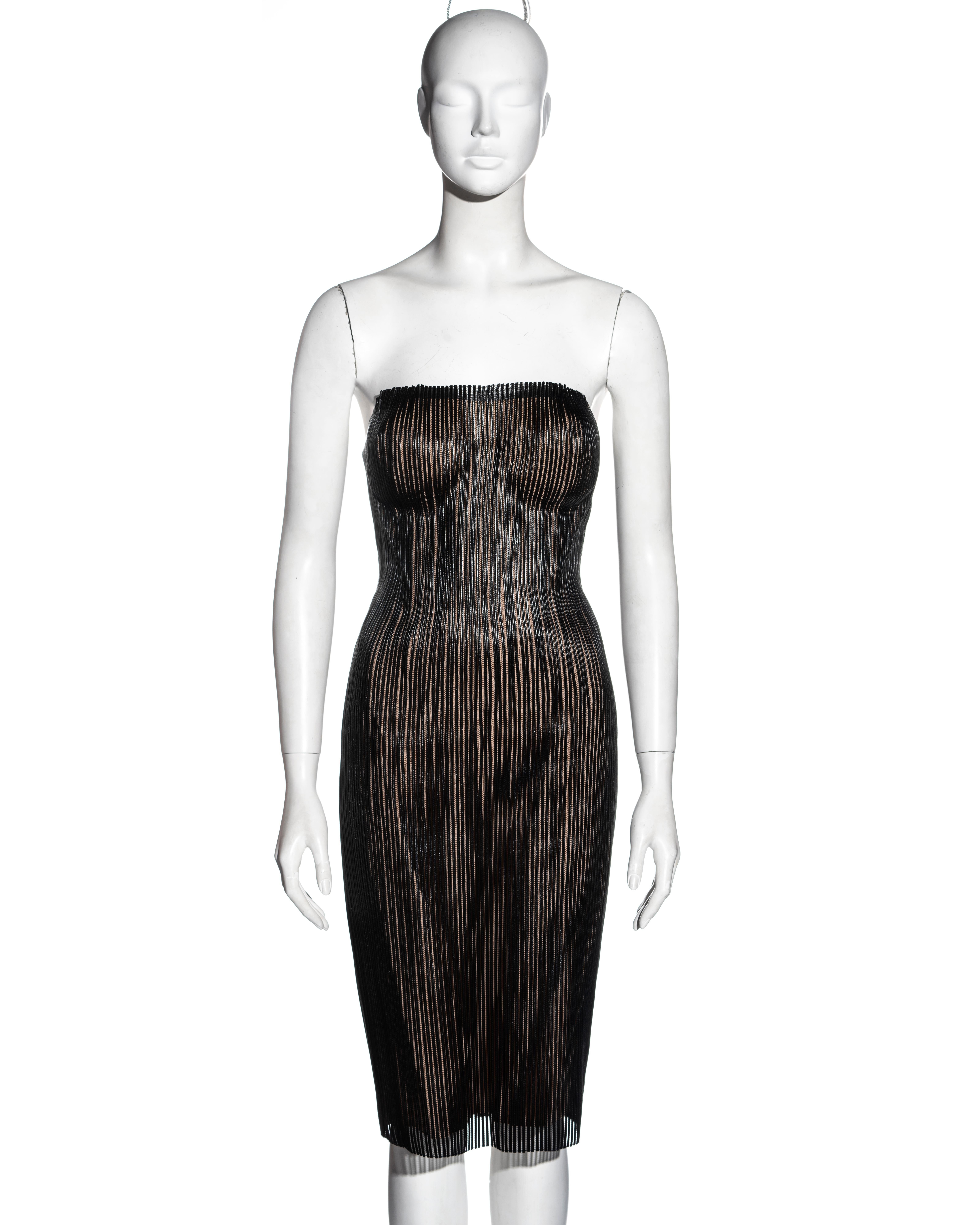 ▪ Gucci black leather strapless dress
▪ Designed by Tom Ford
▪ Made up of vertically cut strips of leather
▪ Built-in corset 
▪ Nude lining 
▪ No size label approx. IT 44 - FR 40 - UK 12 - US 8
▪ Spring-Summer 2001
▪ 100% Leather
▪ Made in Italy