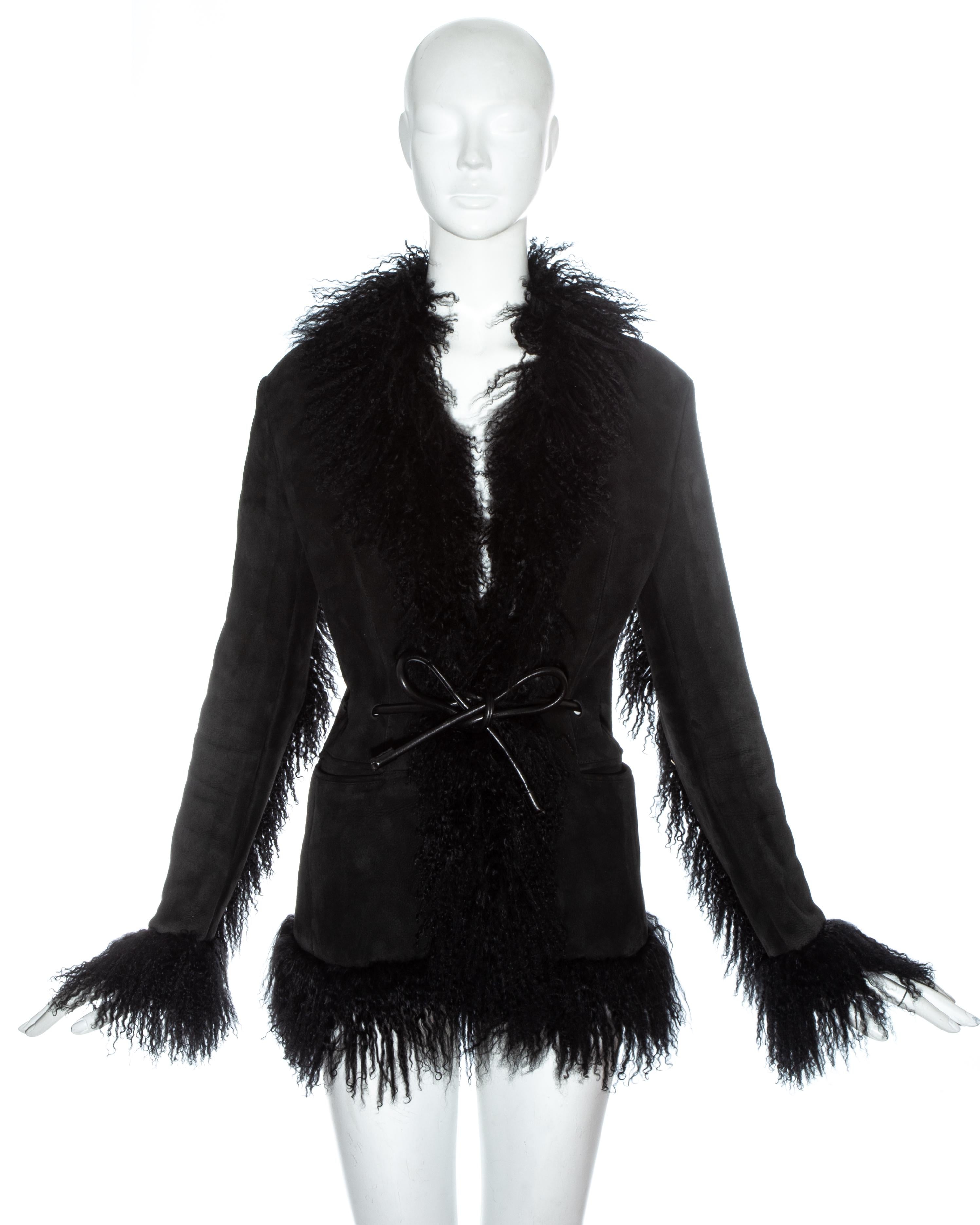 Veste en agneau de Mongolie noir Gucci by Tom Ford avec fermeture à la taille par cordon en cuir. 

Automne-Hiver 1999