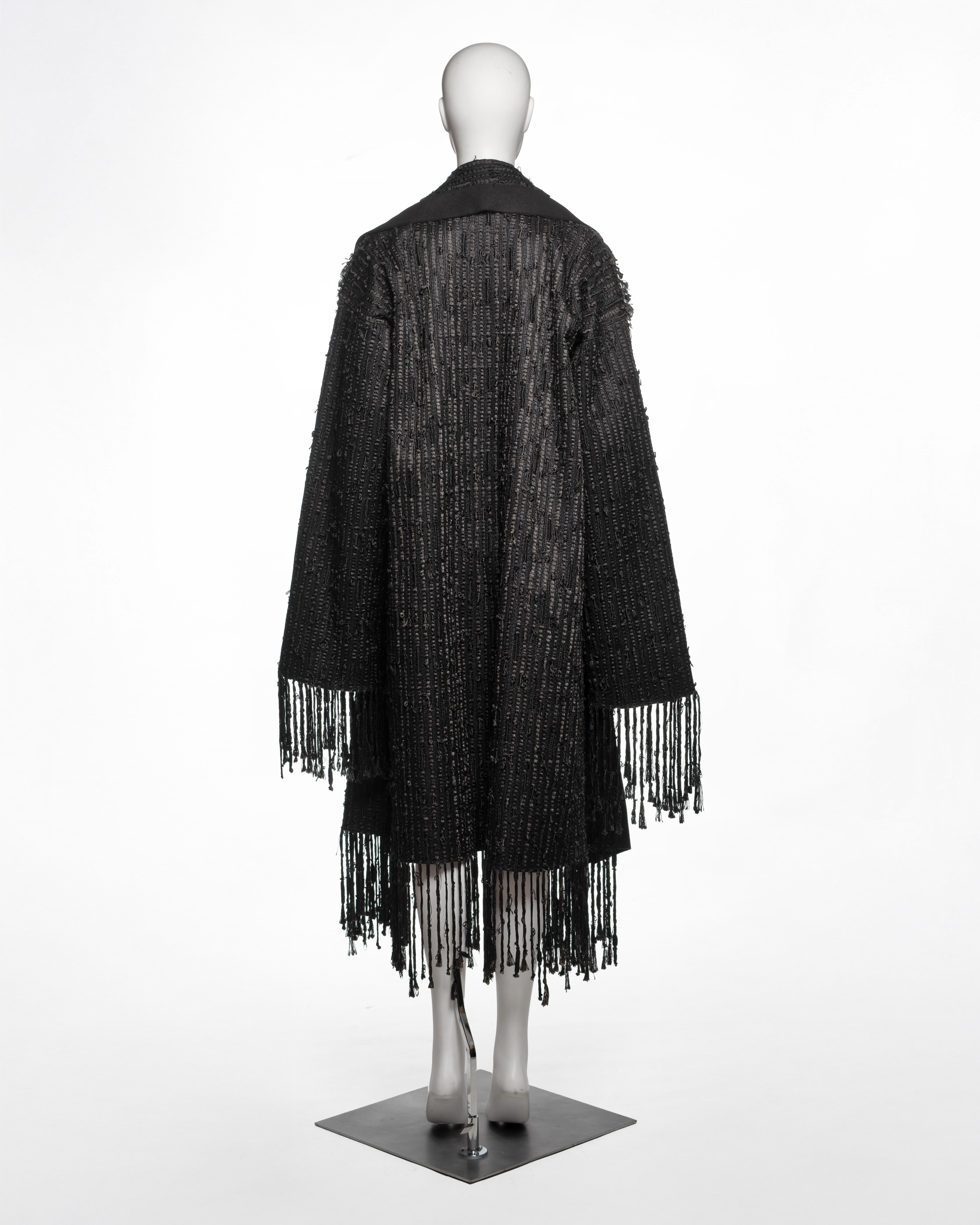 Gucci by Tom Ford Cappotto nero oversize aperto sul davanti con frange in bouclé, FW 2002 in vendita 5