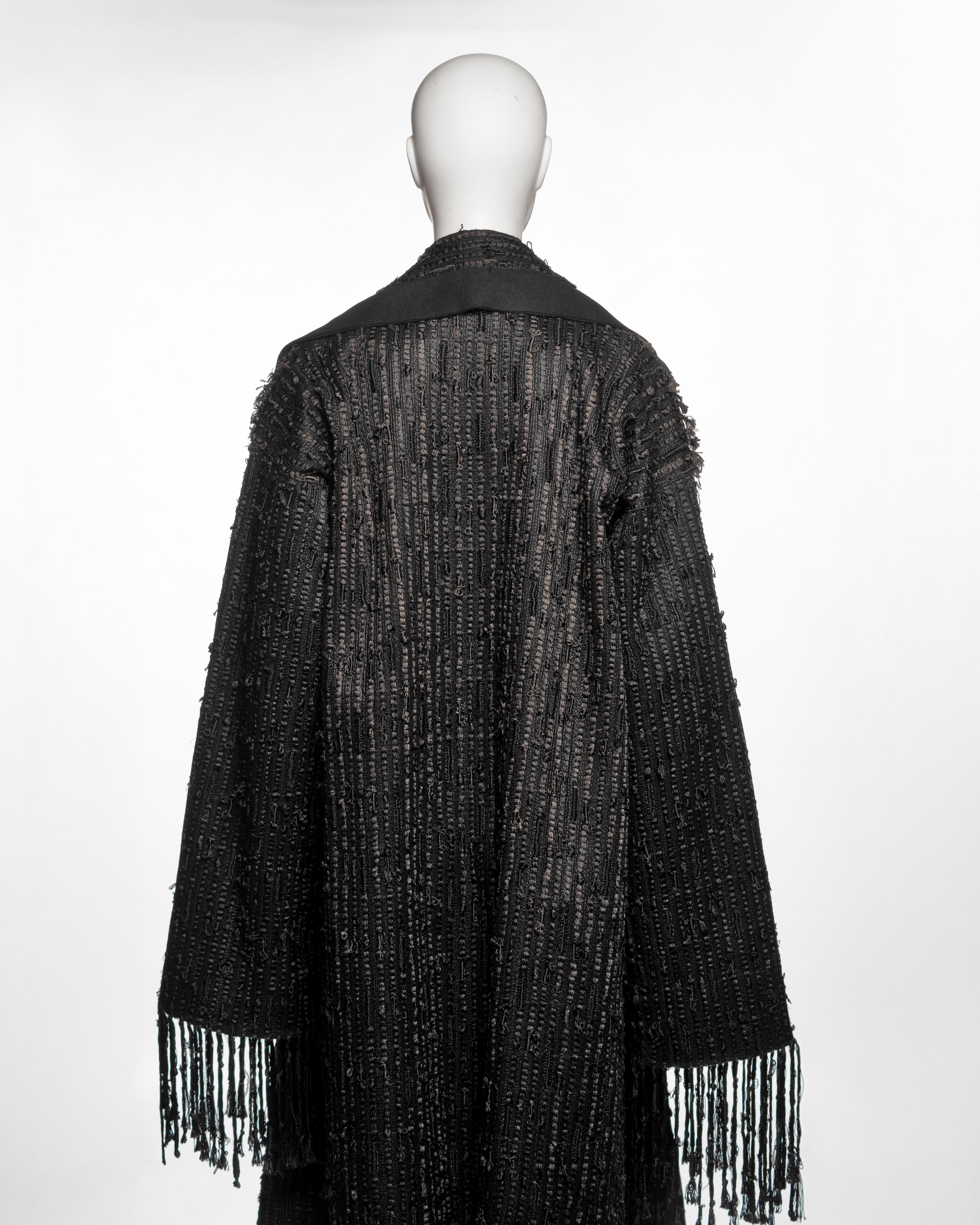 Gucci by Tom Ford Cappotto nero oversize aperto sul davanti con frange in bouclé, FW 2002 in vendita 6