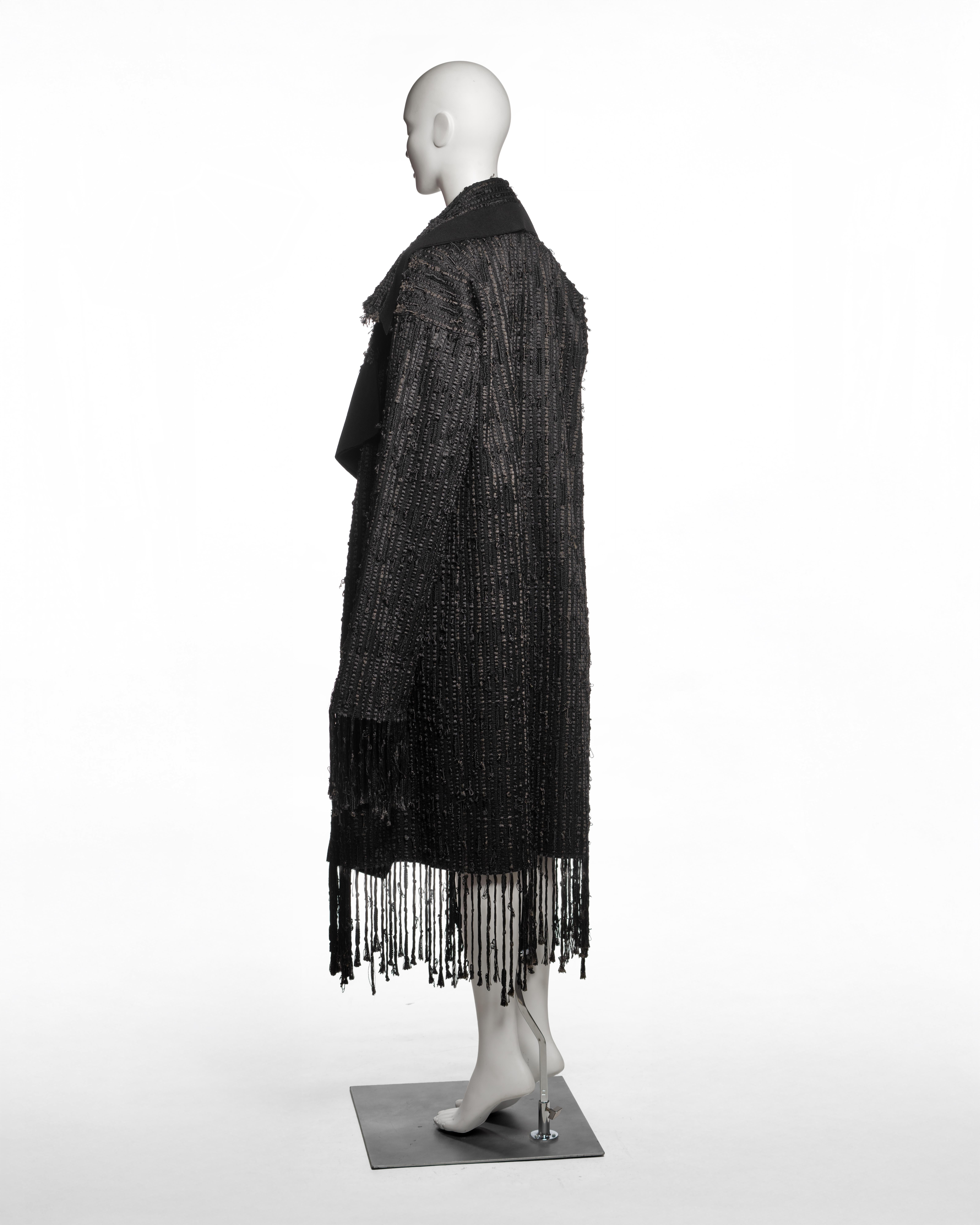 Gucci by Tom Ford Cappotto nero oversize aperto sul davanti con frange in bouclé, FW 2002 in vendita 7
