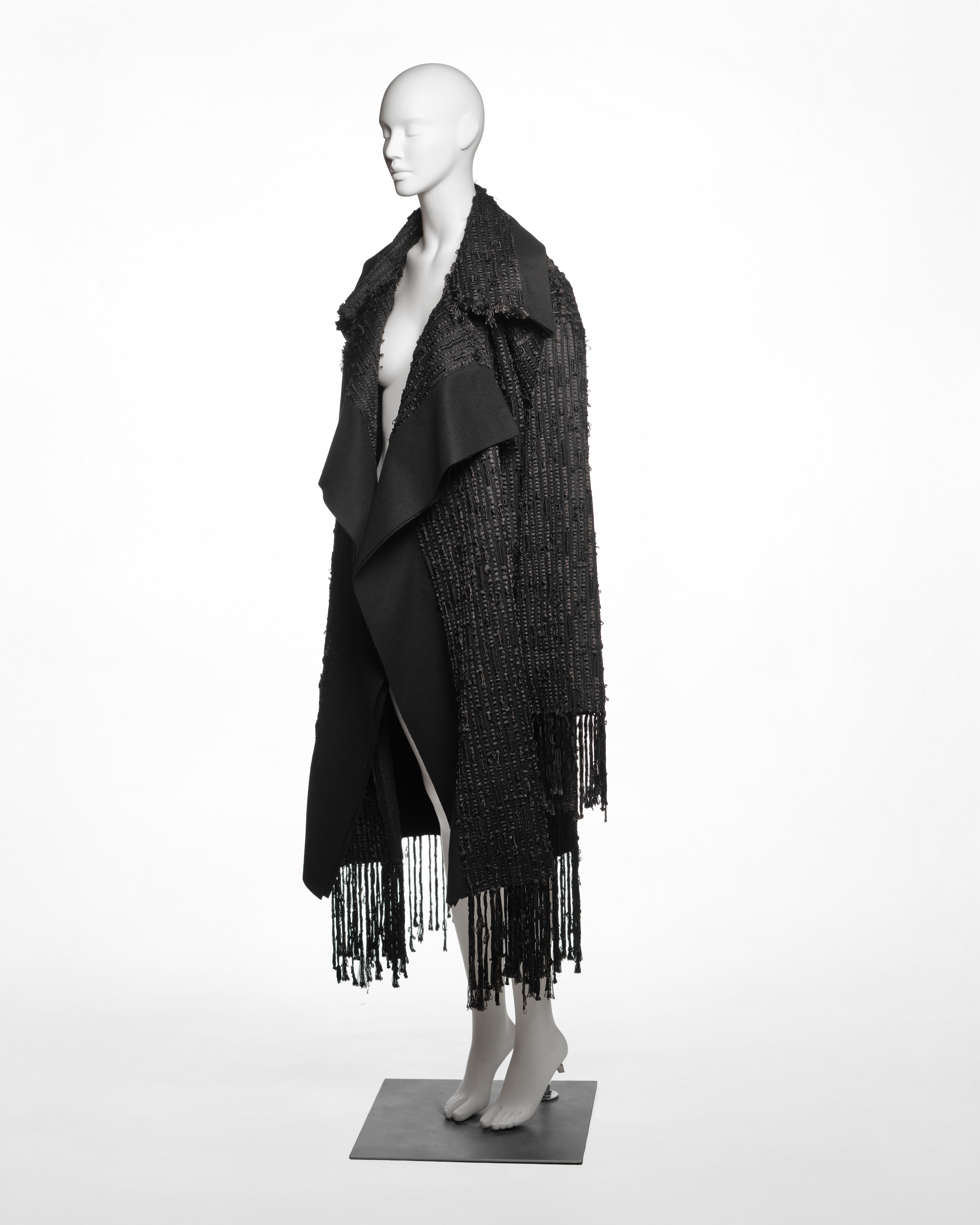 Gucci by Tom Ford Cappotto nero oversize aperto sul davanti con frange in bouclé, FW 2002 in vendita 8
