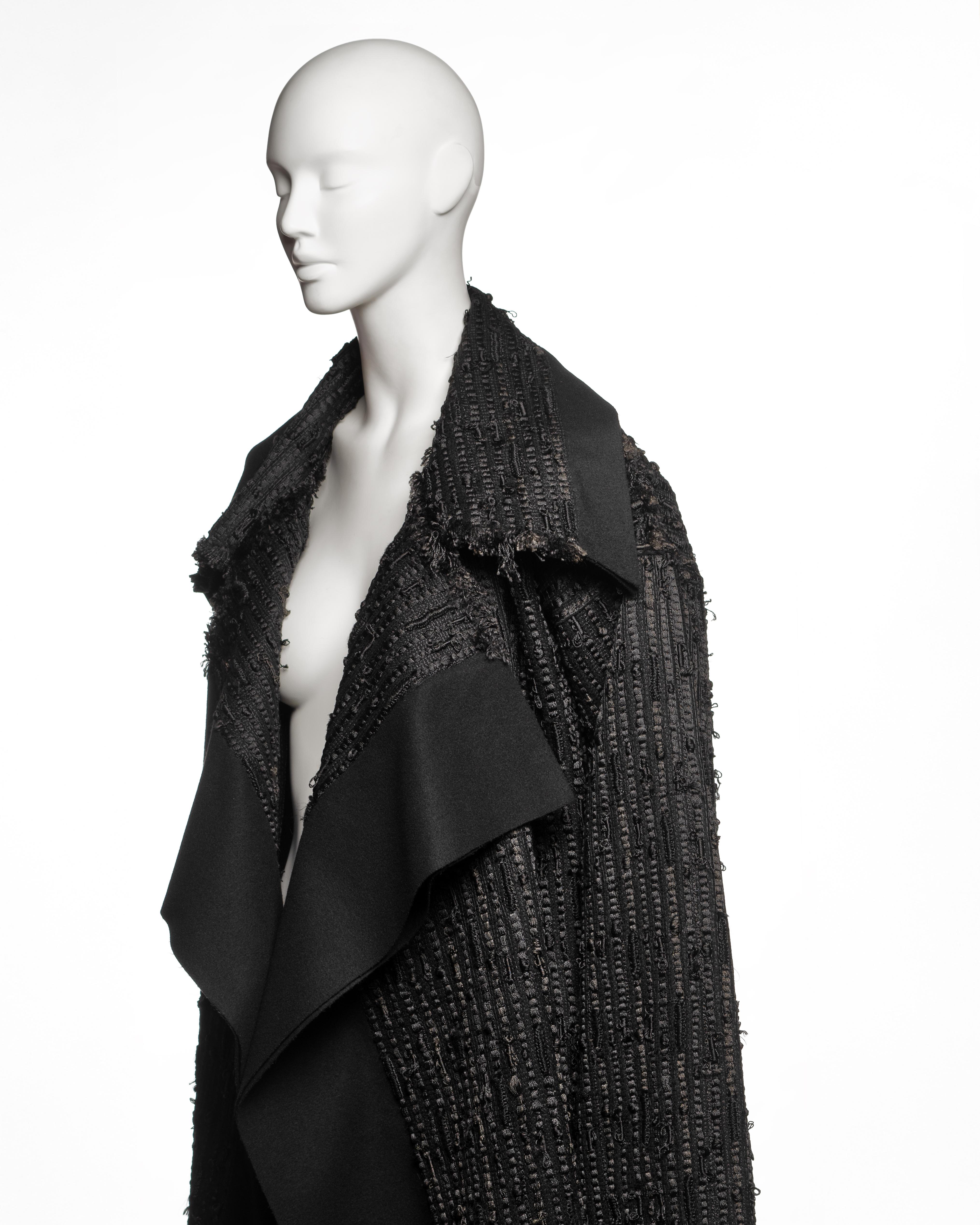 Gucci by Tom Ford Cappotto nero oversize aperto sul davanti con frange in bouclé, FW 2002 in vendita 9
