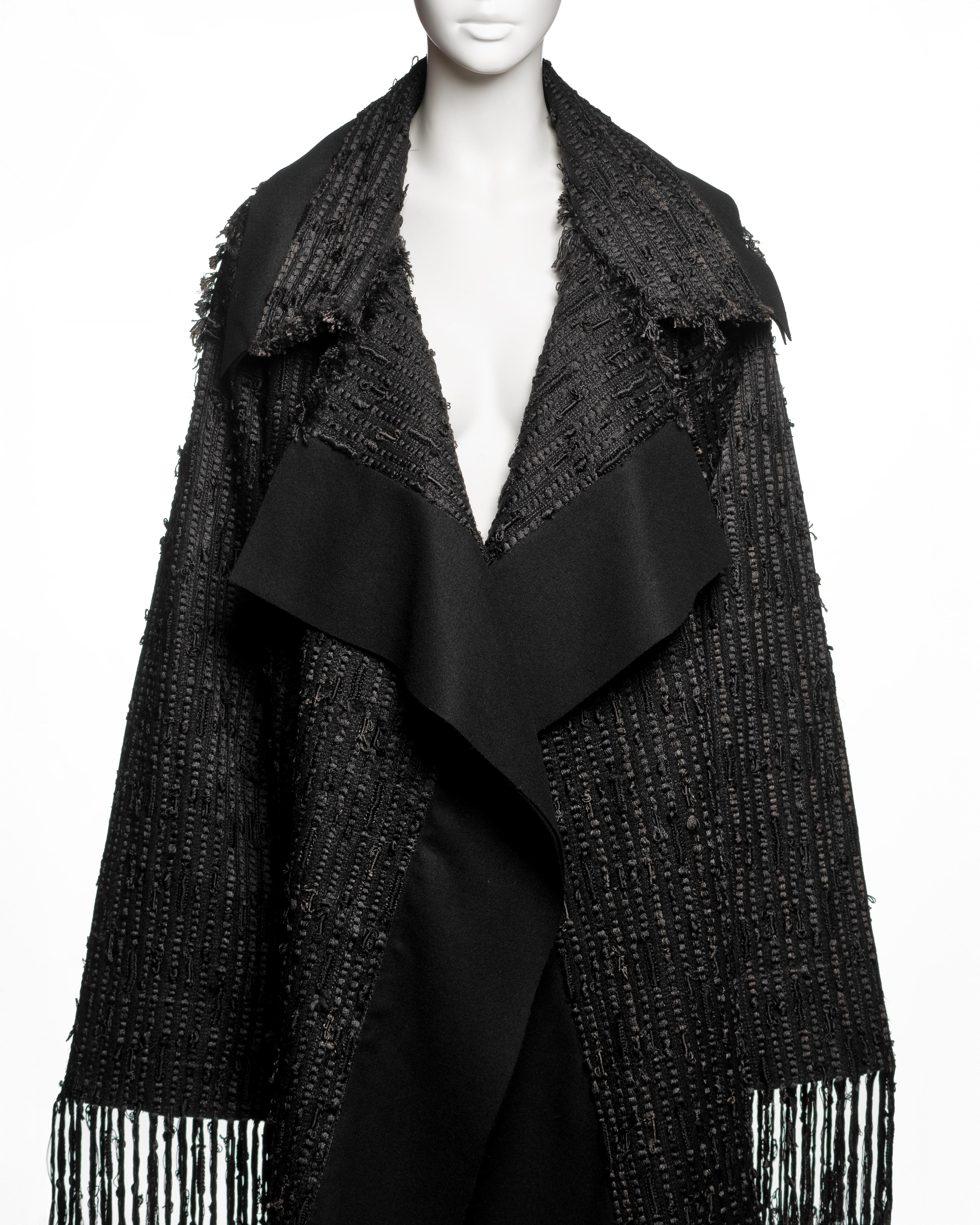 Nero Gucci by Tom Ford Cappotto nero oversize aperto sul davanti con frange in bouclé, FW 2002 in vendita