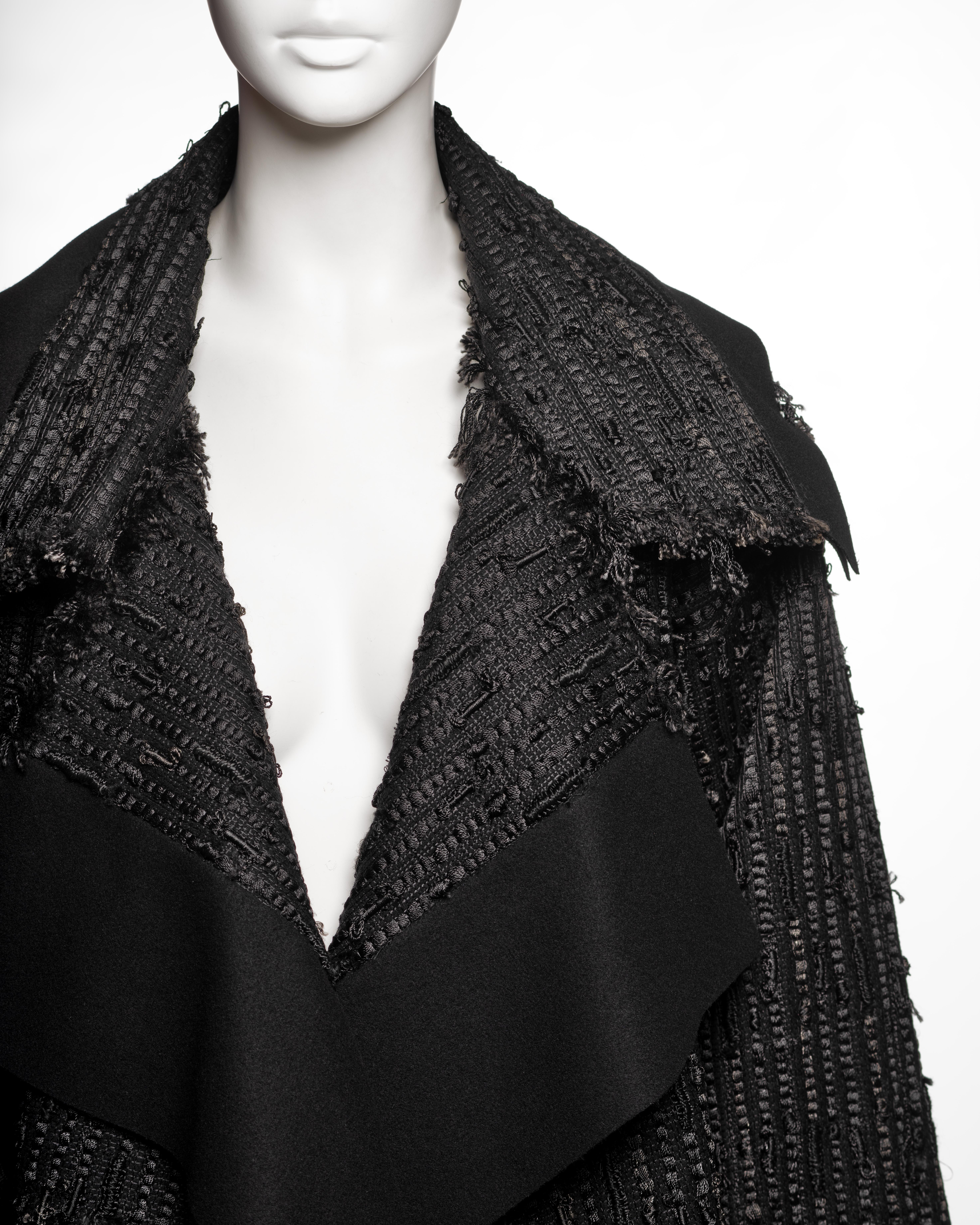 Gucci by Tom Ford Cappotto nero oversize aperto sul davanti con frange in bouclé, FW 2002 In condizioni ottime in vendita a London, GB