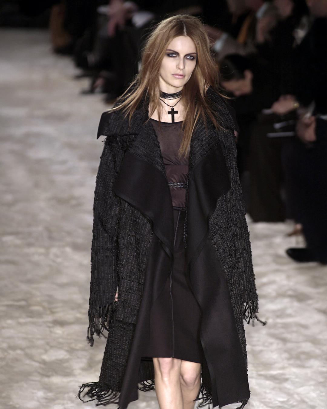 Gucci by Tom Ford Cappotto nero oversize aperto sul davanti con frange in bouclé, FW 2002 in vendita 1