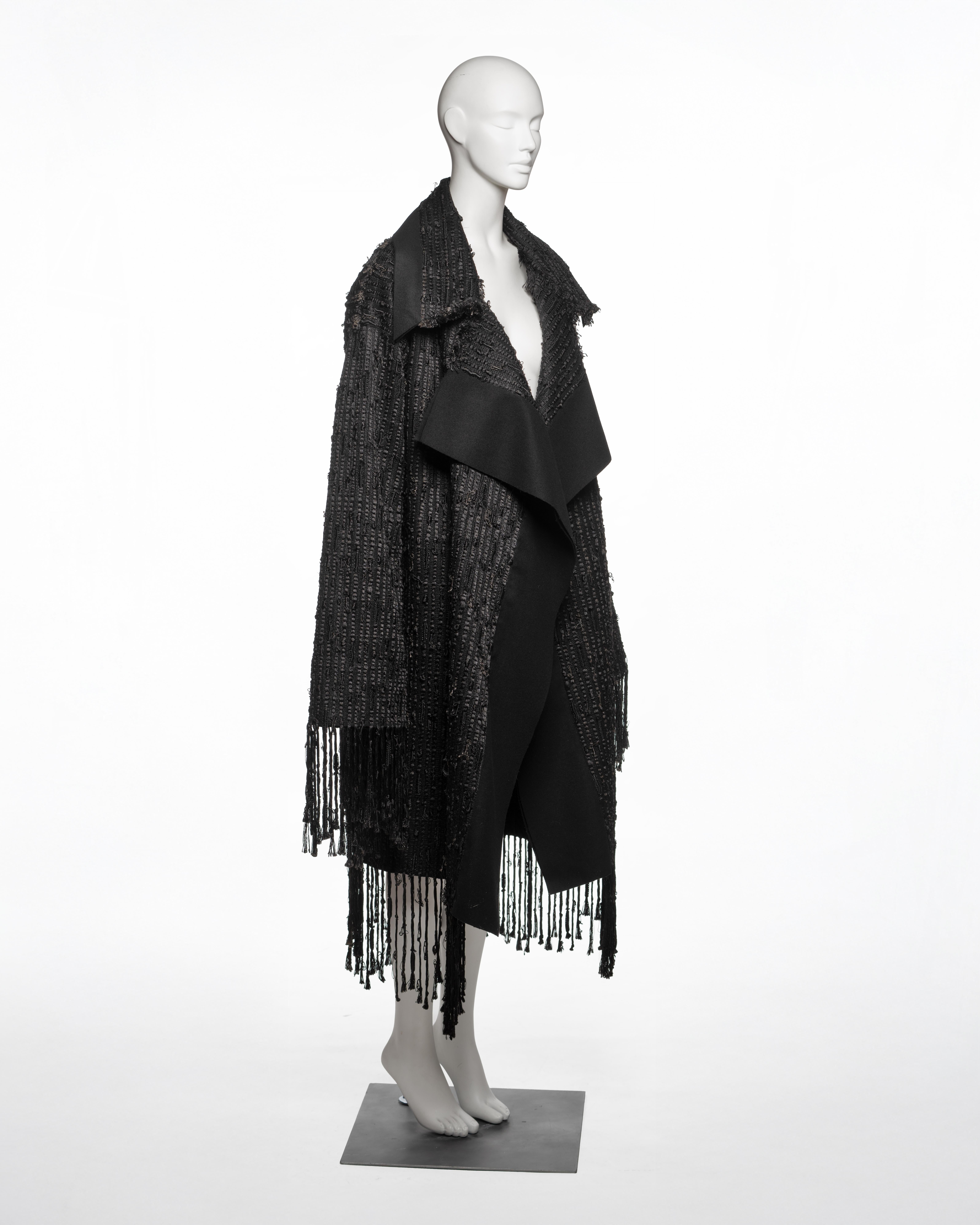 Gucci by Tom Ford Cappotto nero oversize aperto sul davanti con frange in bouclé, FW 2002 in vendita 2