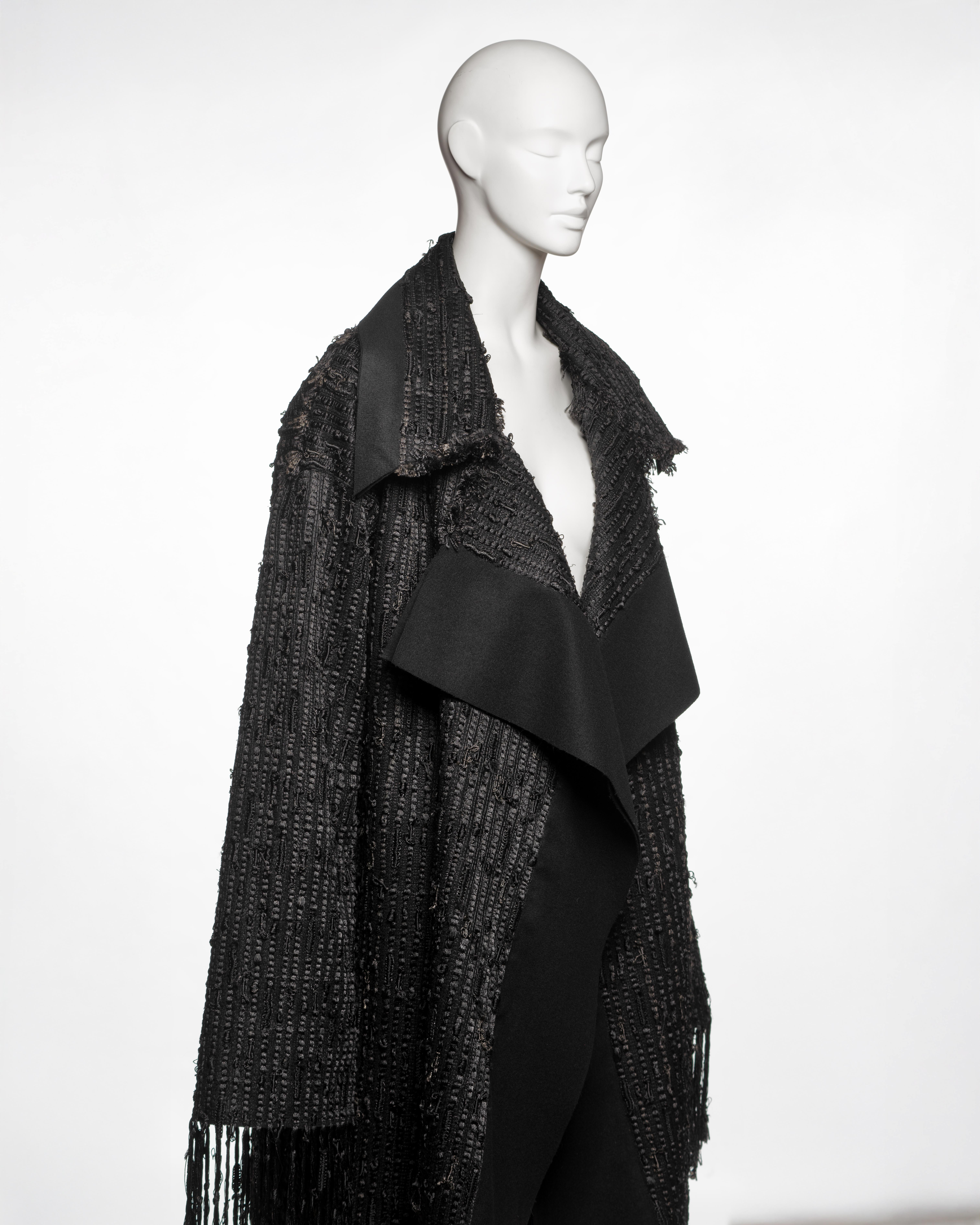 Gucci by Tom Ford Cappotto nero oversize aperto sul davanti con frange in bouclé, FW 2002 in vendita 3