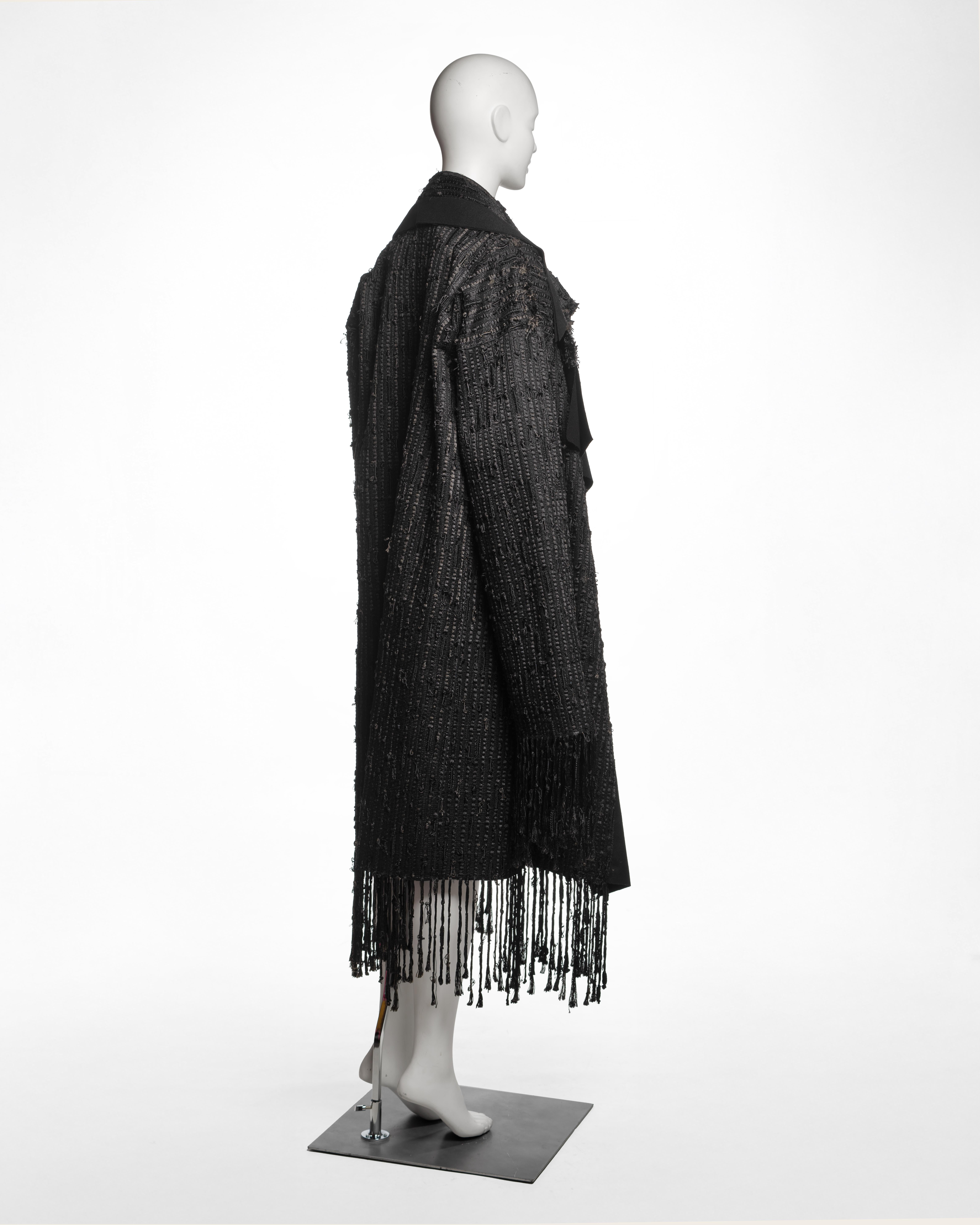 Gucci by Tom Ford Cappotto nero oversize aperto sul davanti con frange in bouclé, FW 2002 in vendita 4