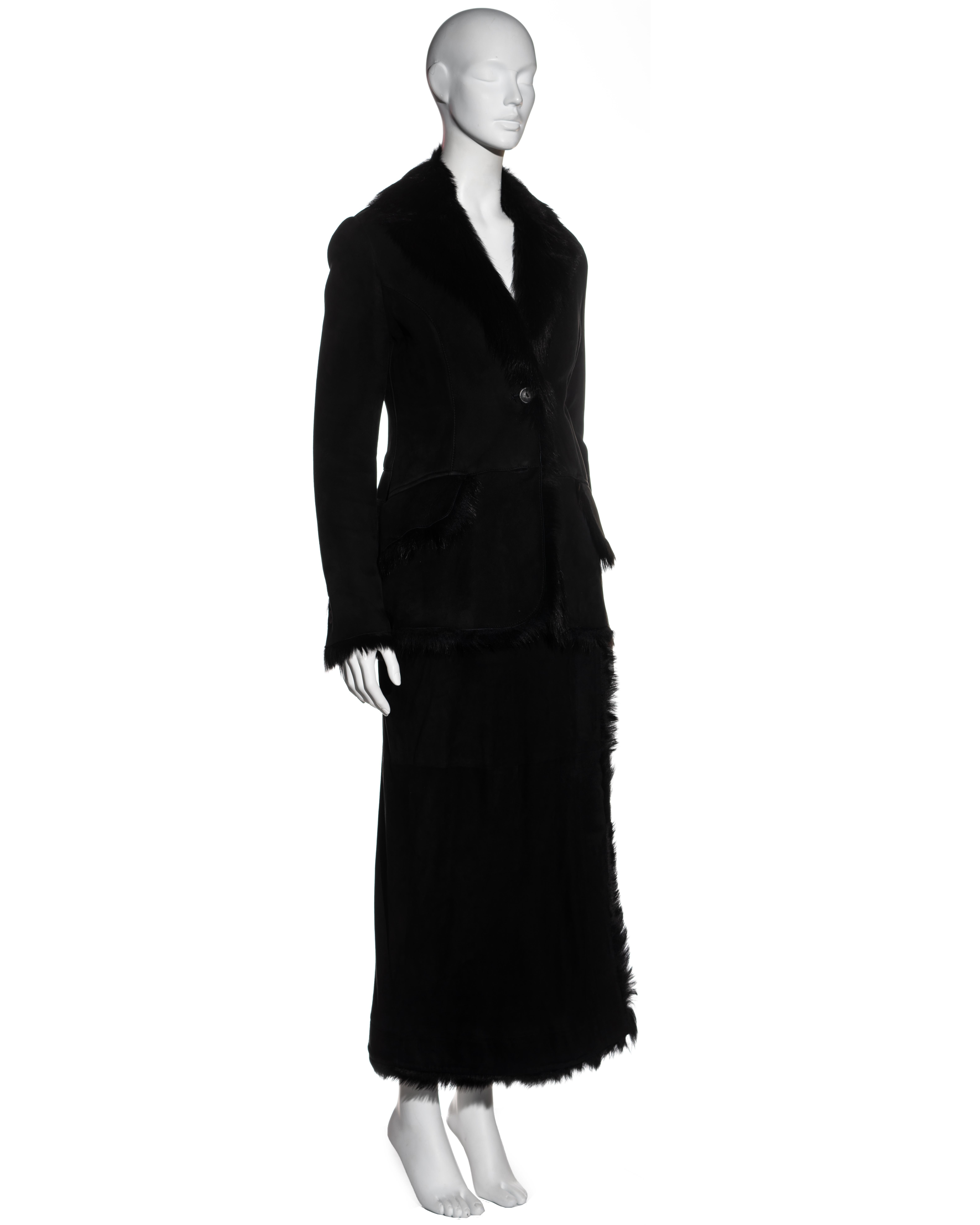 Gucci by Tom Ford, set di giacca e maxi gonna in pelle scamosciata e pelliccia nera, primavera 1996 2