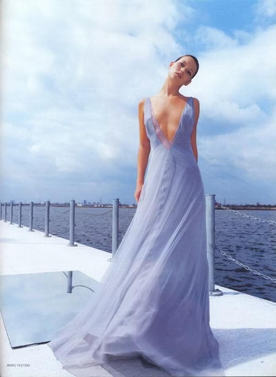 Vestido negro Gucci by Tom Ford, de la colección Otoño/Invierno 1998. Como se vio en la pasarela. Una pieza bien documentada, como se ha visto en Kate Moss y en campañas publicitarias. Escote muy pronunciado y espalda abierta. Una construcción