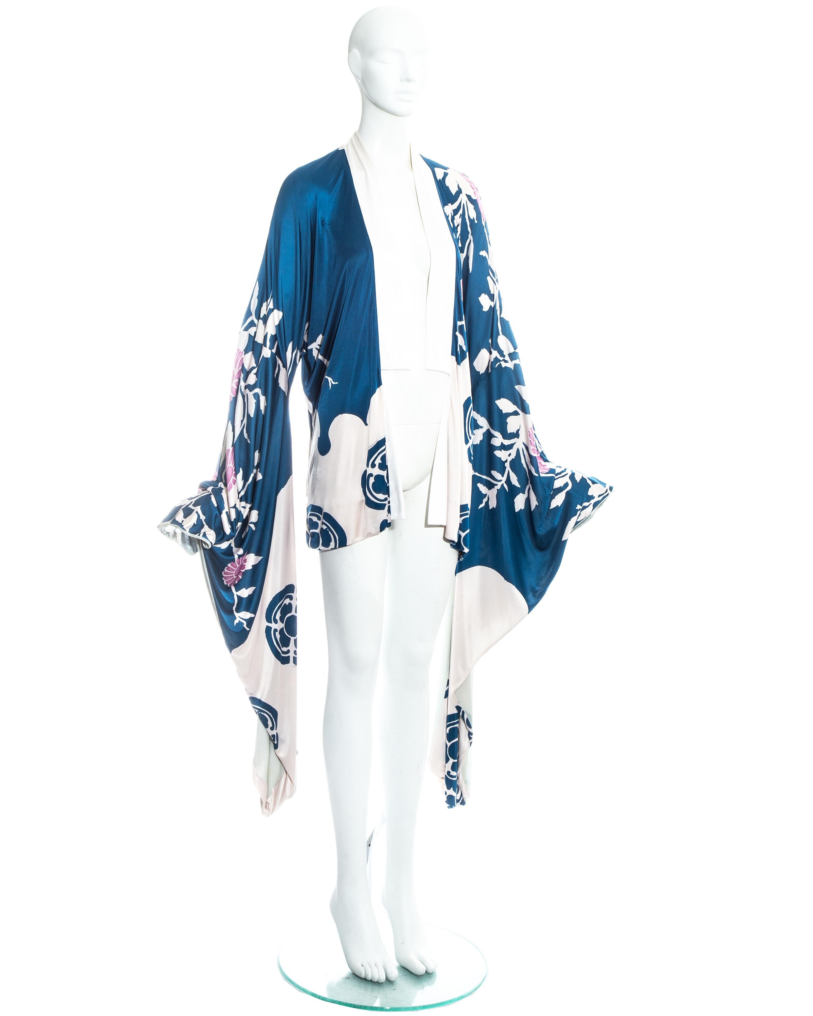 Gray Gucci by Tom Ford blue silk oriental floral printed kimono, ss 2003 For Sale