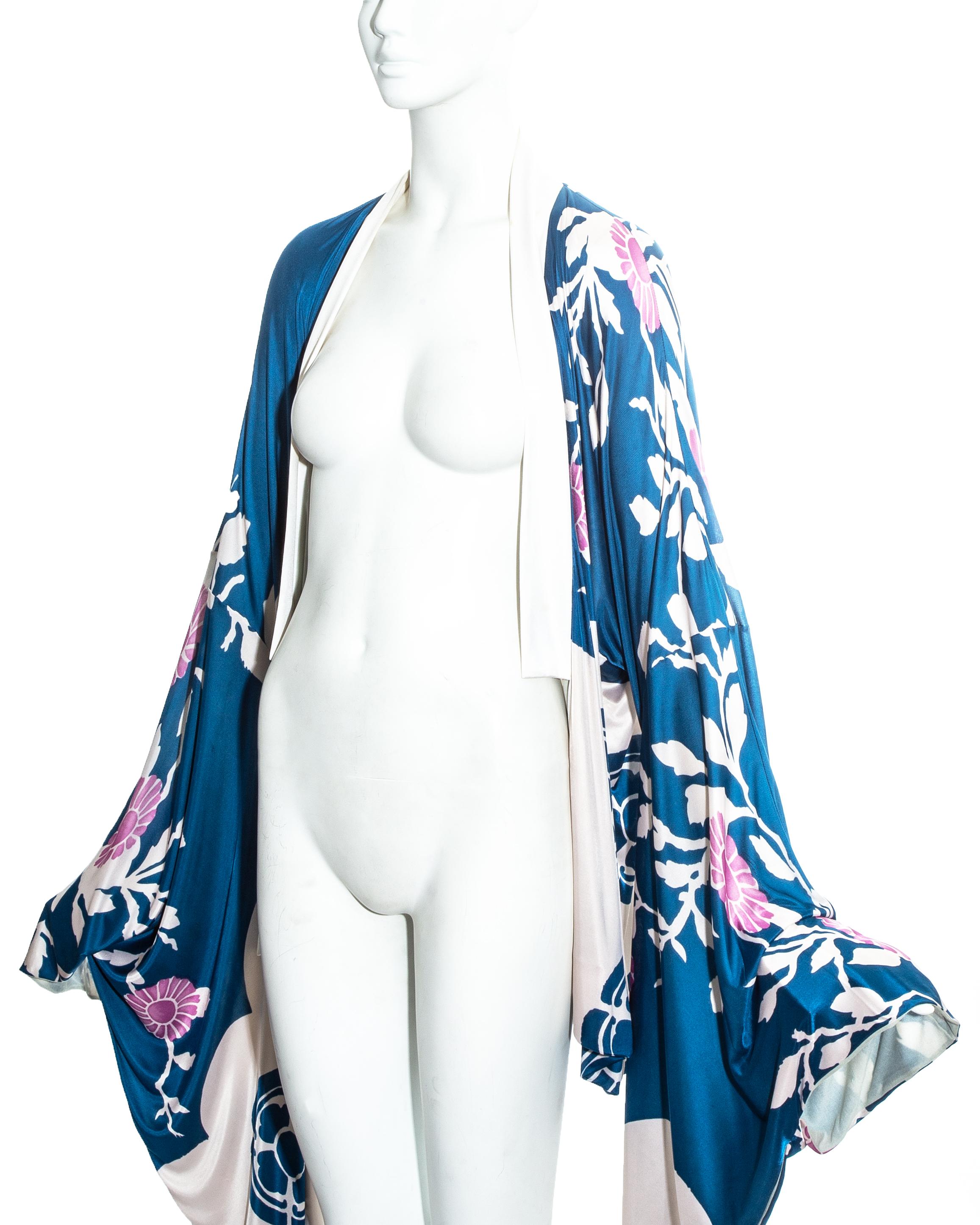 Gucci by Tom Ford blue silk oriental floral printed kimono, ss 2003 In Good Condition For Sale In London, London