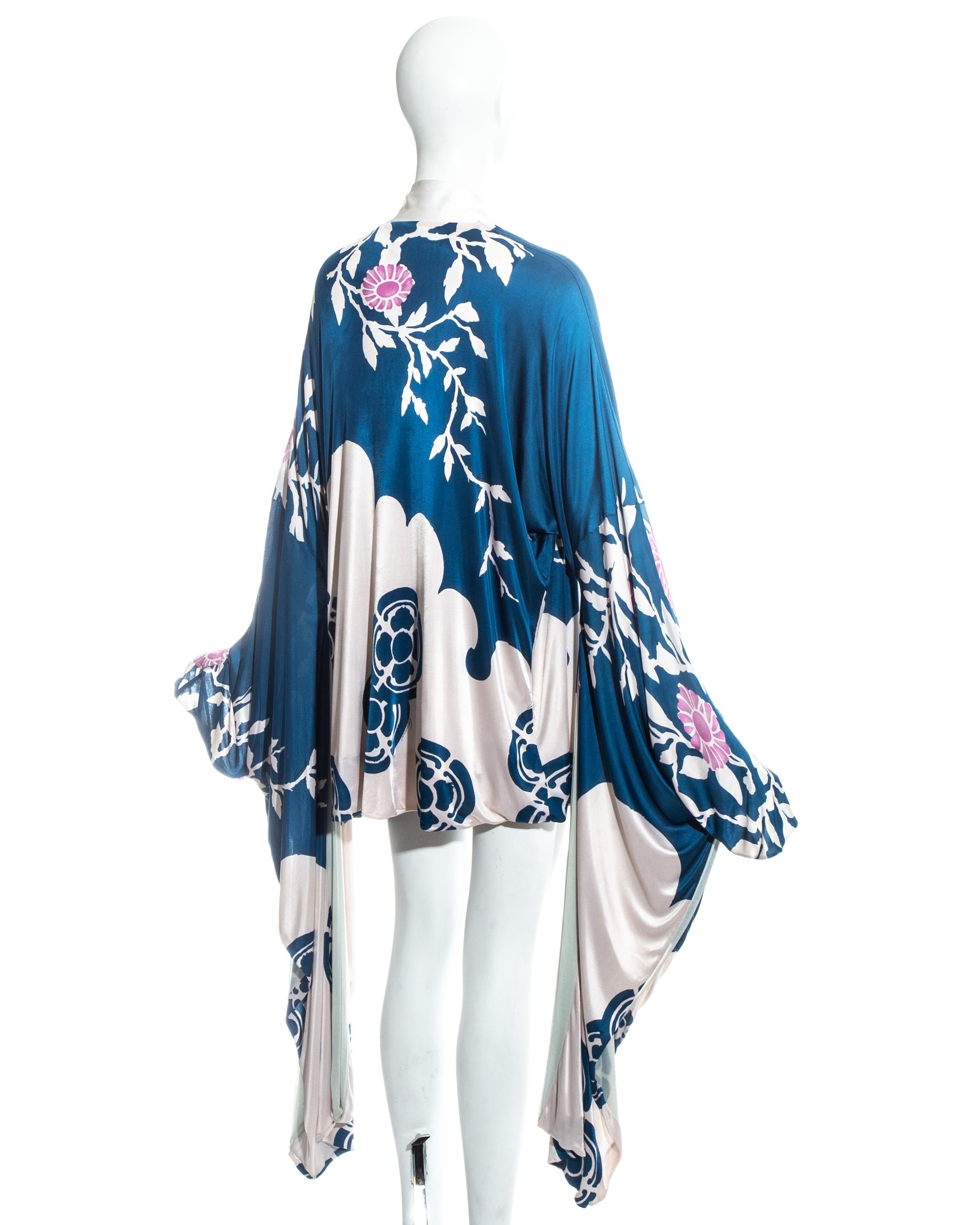 Gucci by Tom Ford blue silk oriental floral printed kimono, ss 2003 For Sale 2