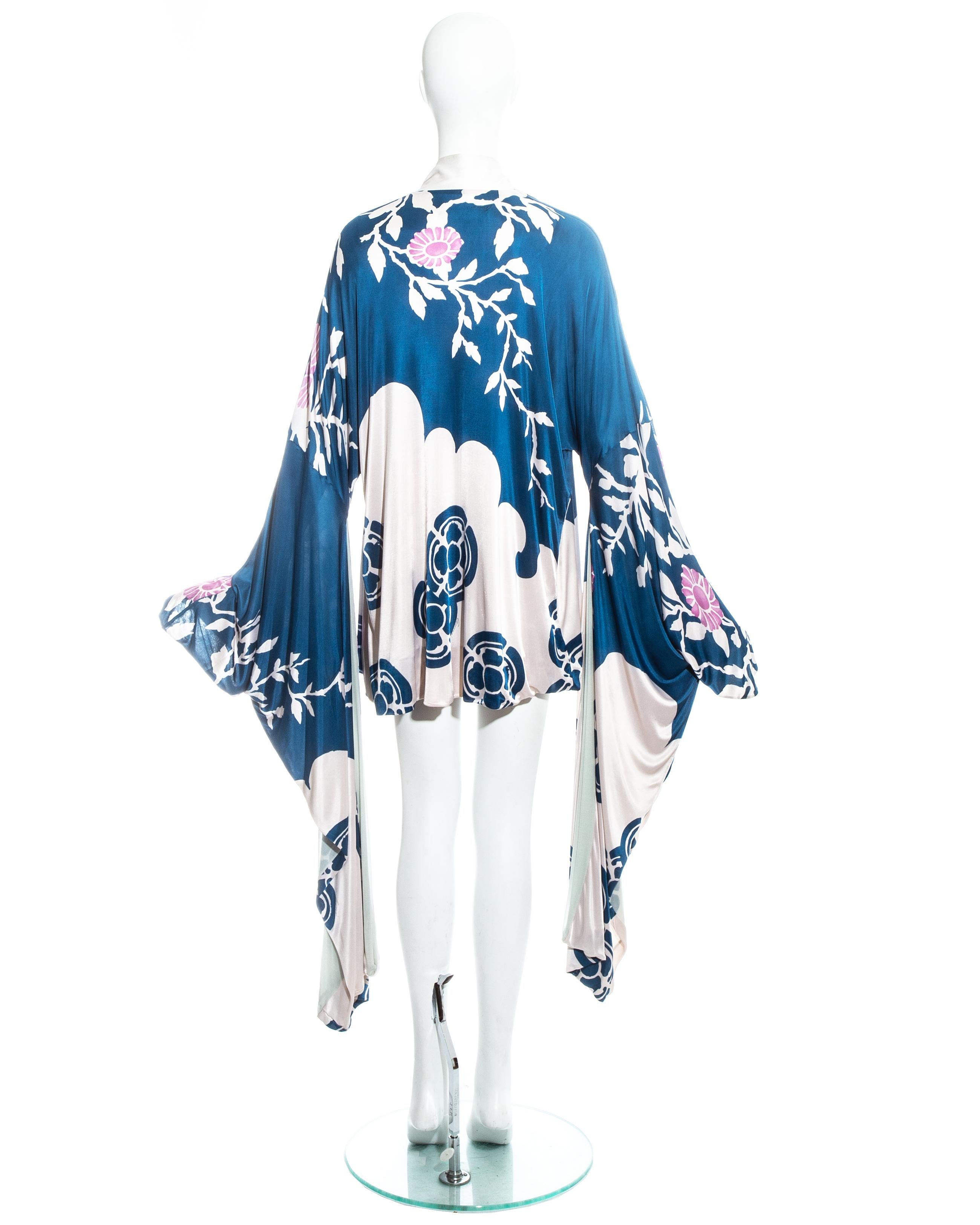 Gucci by Tom Ford blue silk oriental floral printed kimono, ss 2003 For Sale 3