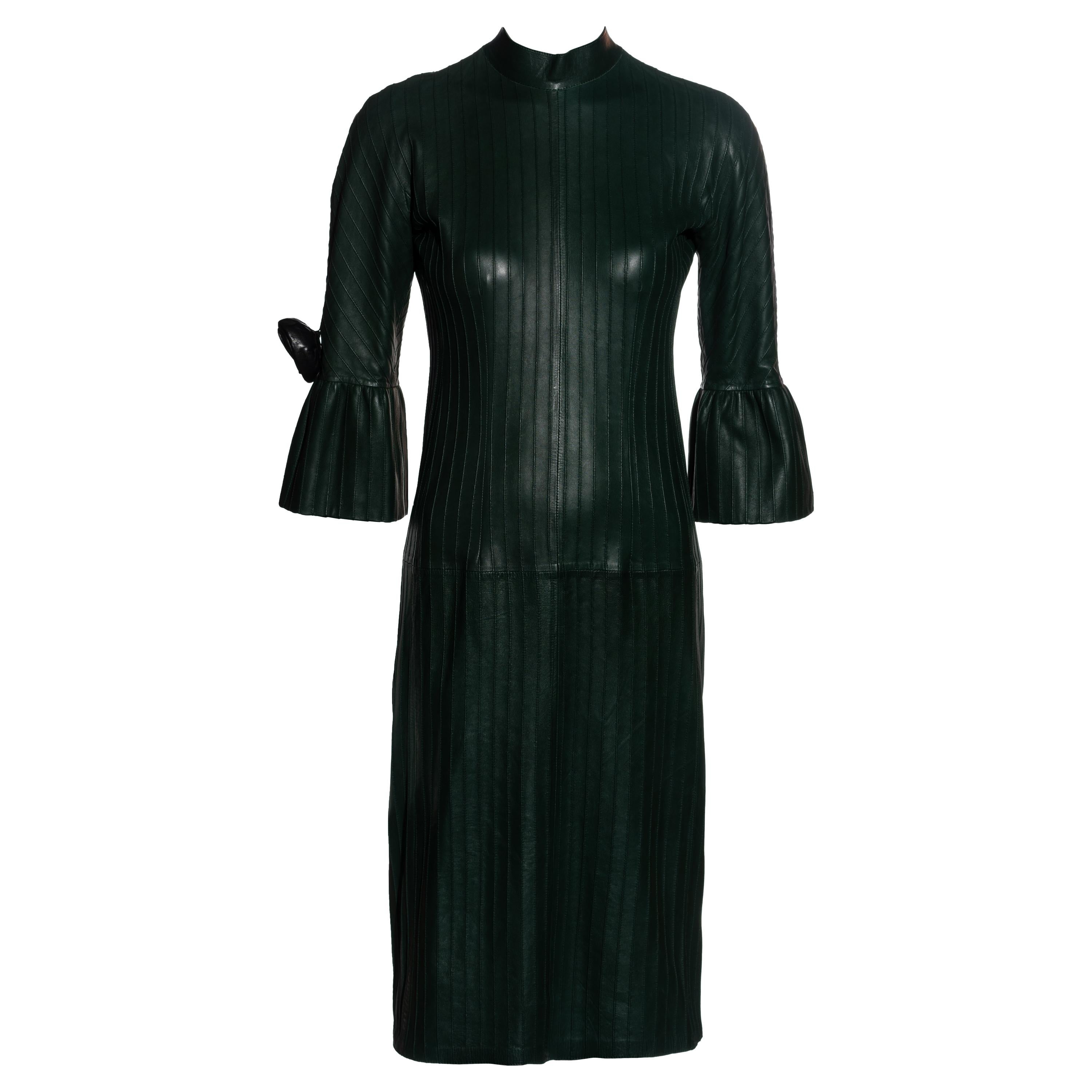 Gucci par Tom Ford - Robe droite en cuir à plis surpiqués vert bouteille, automne-hiver 1999