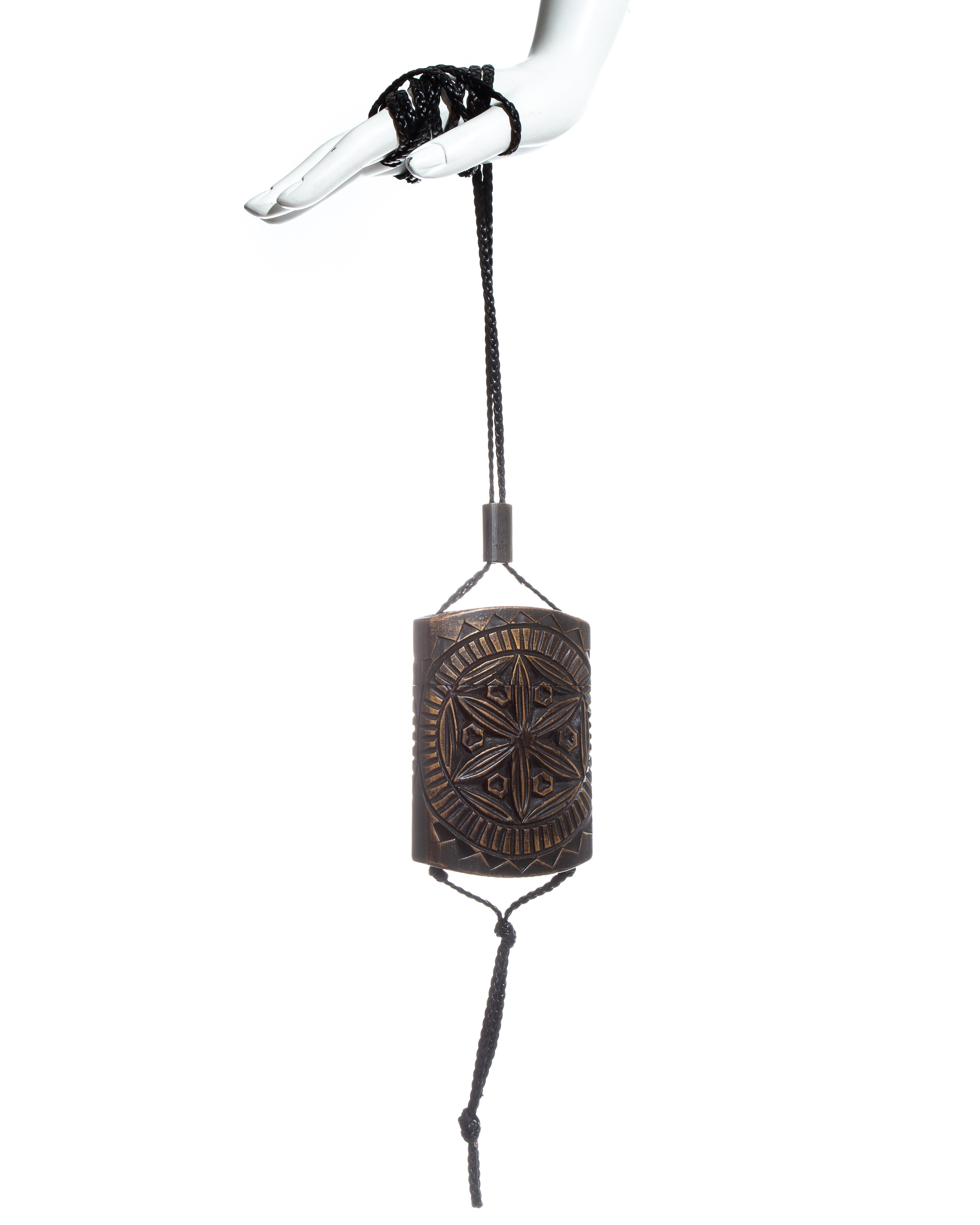 Gucci by Tom Ford mini-sac en bois sculpté marron avec sangle en cuir tressé

Automne-Hiver 2002