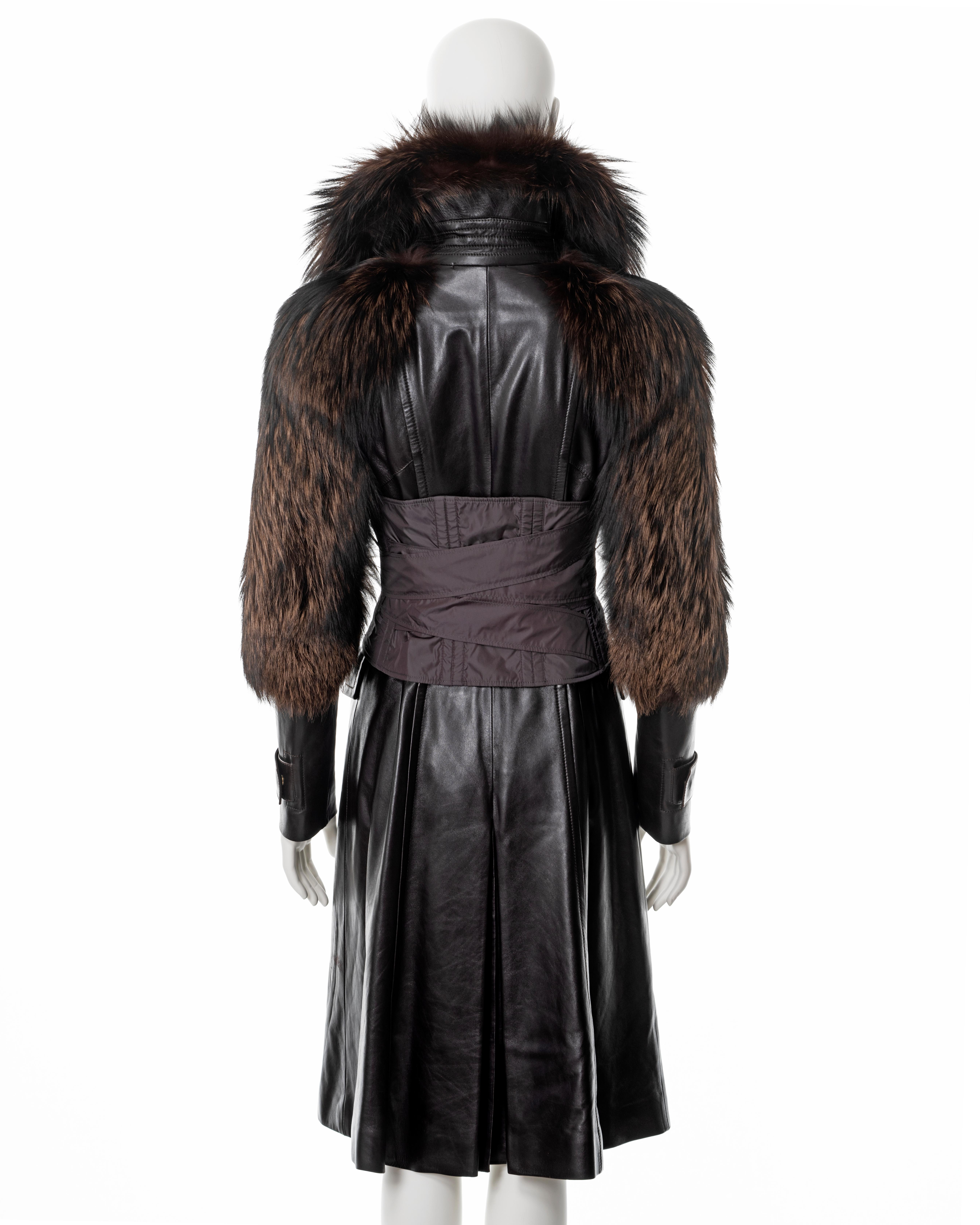 Manteau à corset en fourrure de renard brun et cuir, fw 2003, Gucci by Tom Ford en vente 4